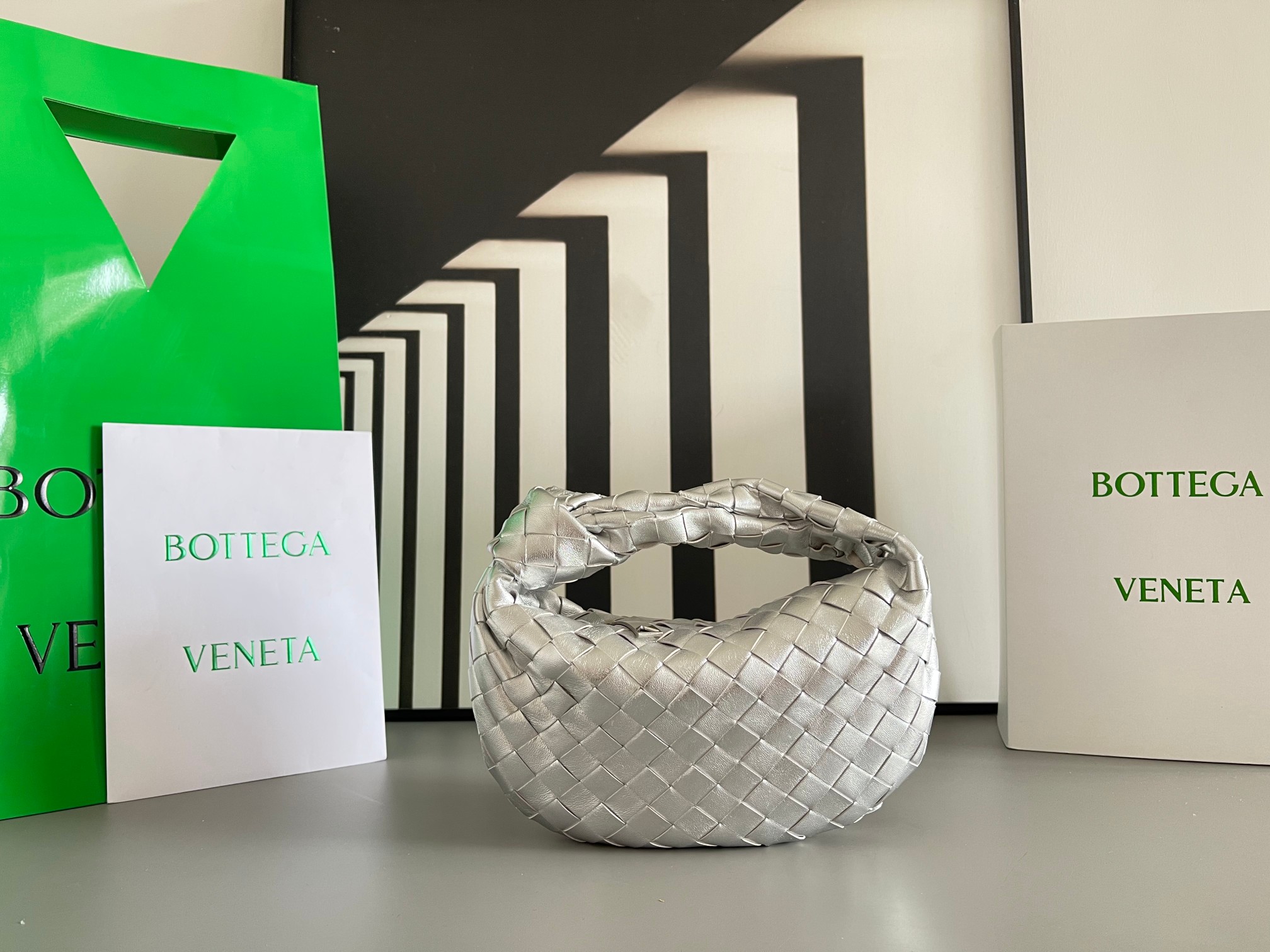 Bottega Veneta BV早春系列新品Mini Jodie 新做法是原有的基础上圆化边角 以 编织皮革打结圆形hobo包