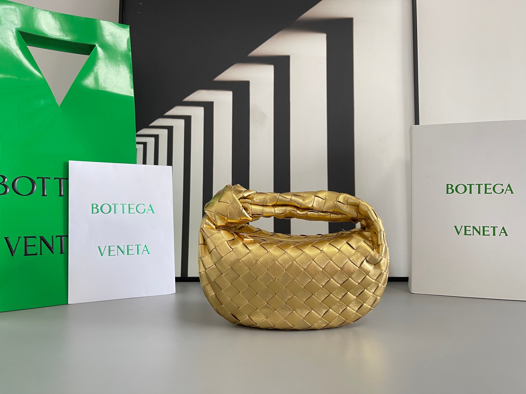Bottega Veneta BV早春系列新品Mini Jodie 新做法是原有的基础上圆化边角 以 编织皮革打结圆形hobo包