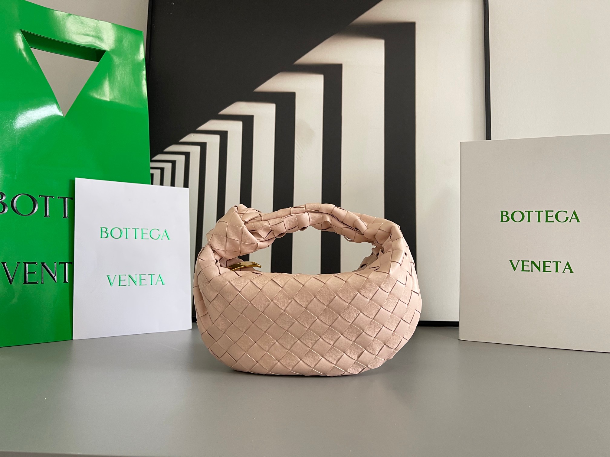 Bottega Veneta BV早春系列新品Mini Jodie 新做法是原有的基础上圆化边角 以 编织皮革打结圆形hobo包