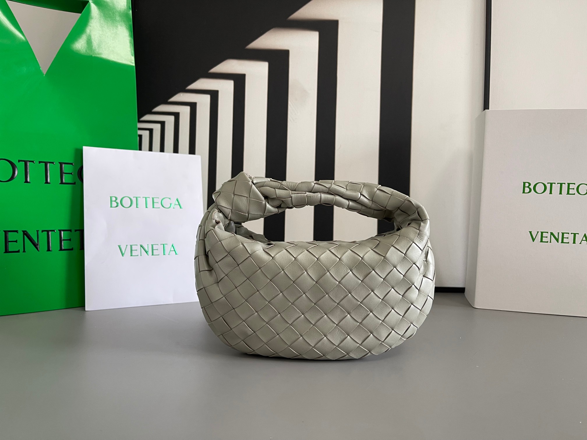 Bottega Veneta BV早春系列新品Mini Jodie 新做法是原有的基础上圆化边角 以 编织皮革打结圆形hobo包