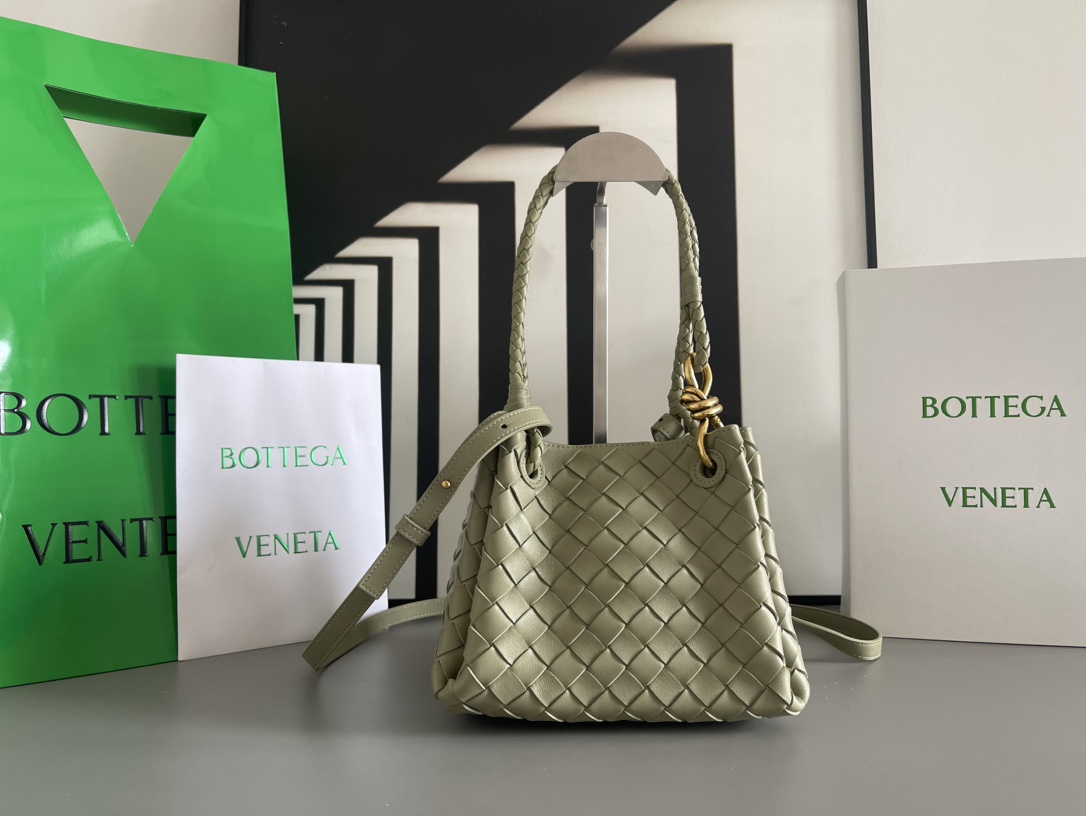 1200 BVs Andiamo series combines the retro elements of the Bottega Veneta archive parachute handbag with hand-woven lambskin inside and outside!