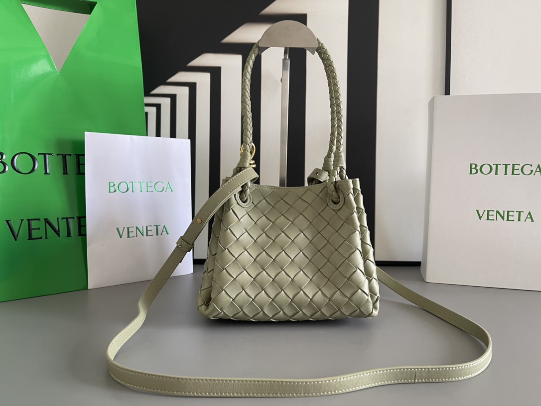 1200 BVs Andiamo series combines the retro elements of the Bottega Veneta archive parachute handbag with hand-woven lambskin inside and outside!