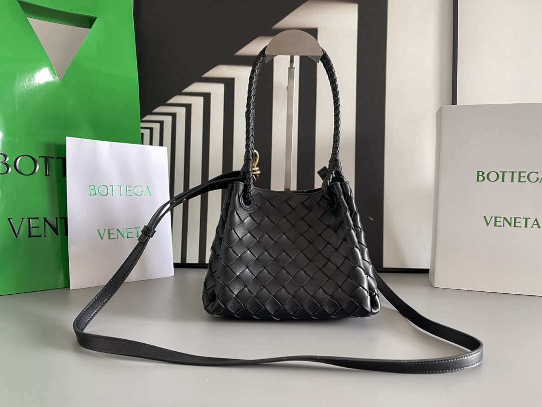 Black 1200 The BV Andiamo series combines the retro elements of the Bottega Veneta archive parachute handbag with hand-woven lambskin inside and