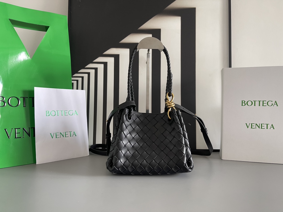Black 1200 The BV Andiamo series combines the retro elements of the Bottega Veneta archive parachute handbag with hand-woven lambskin inside and