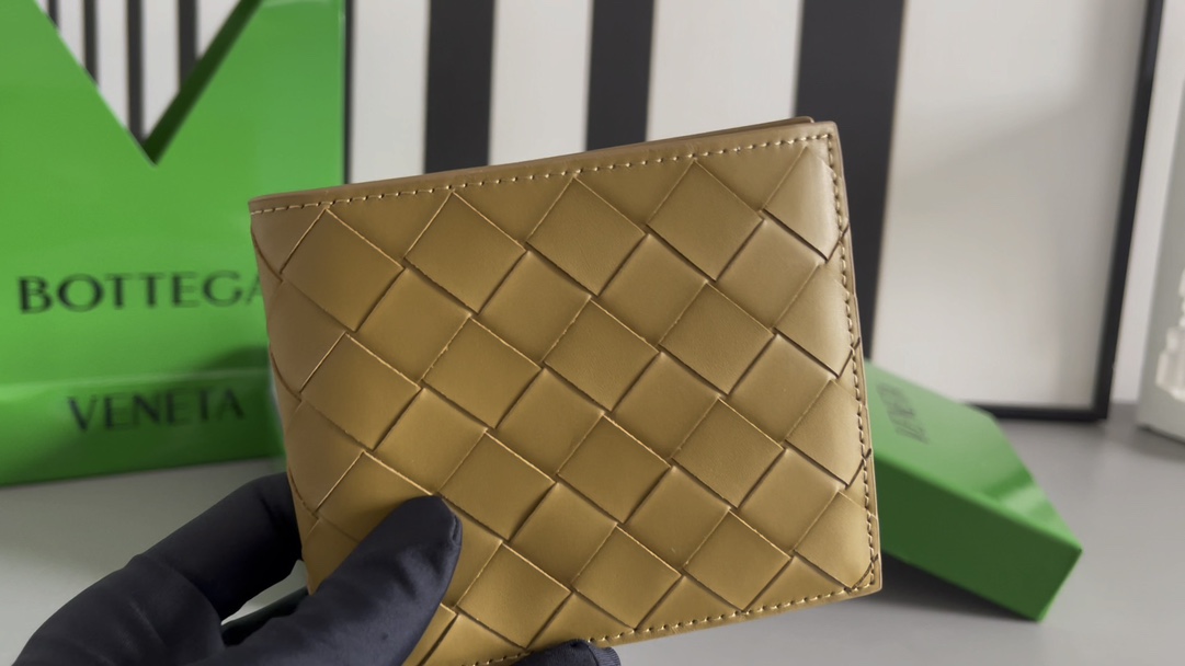 Bottega Veneta acorn color