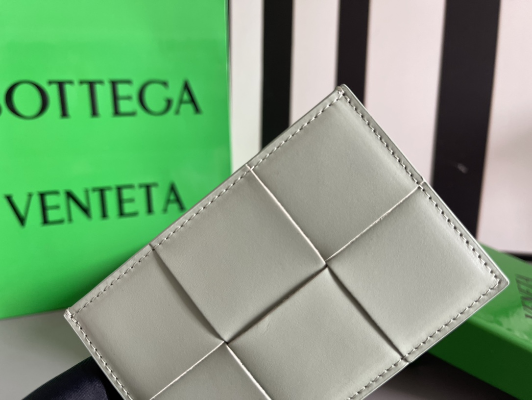 Bottega Veneta 299 New product debut BV New big grid card bag 649597 is a simple card-only bag without any zipper buckles and other decorations.