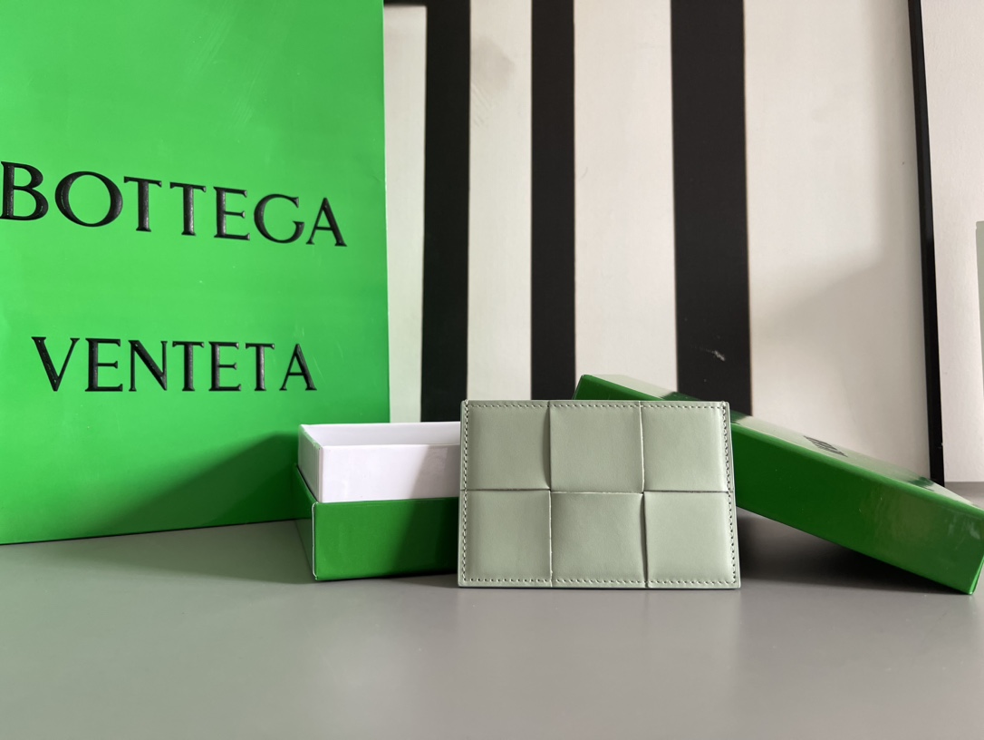 Bottega Veneta 299 New product debut BV New big grid card bag 649597 is a simple card-only bag without any zipper buckles and other decorations.