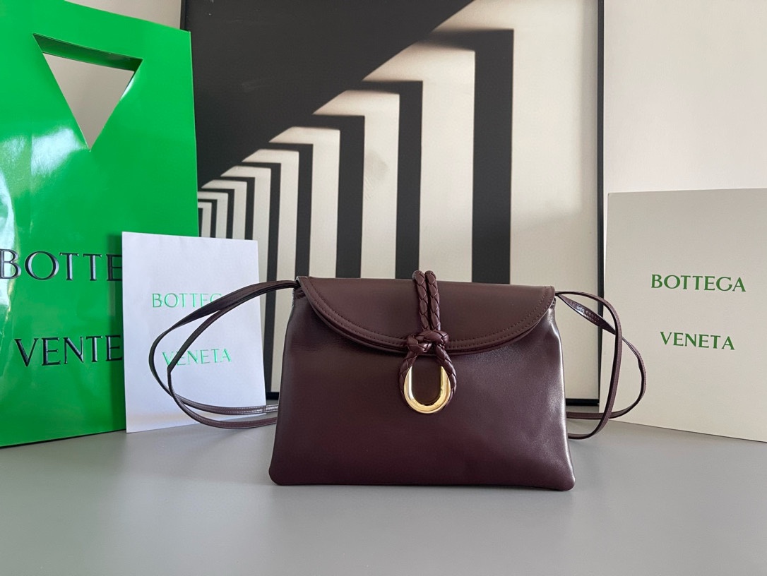 Bottega Veneta Liberta сумка-клатч из телячьей кожи с плетением и металлической пряжкой, через плечо