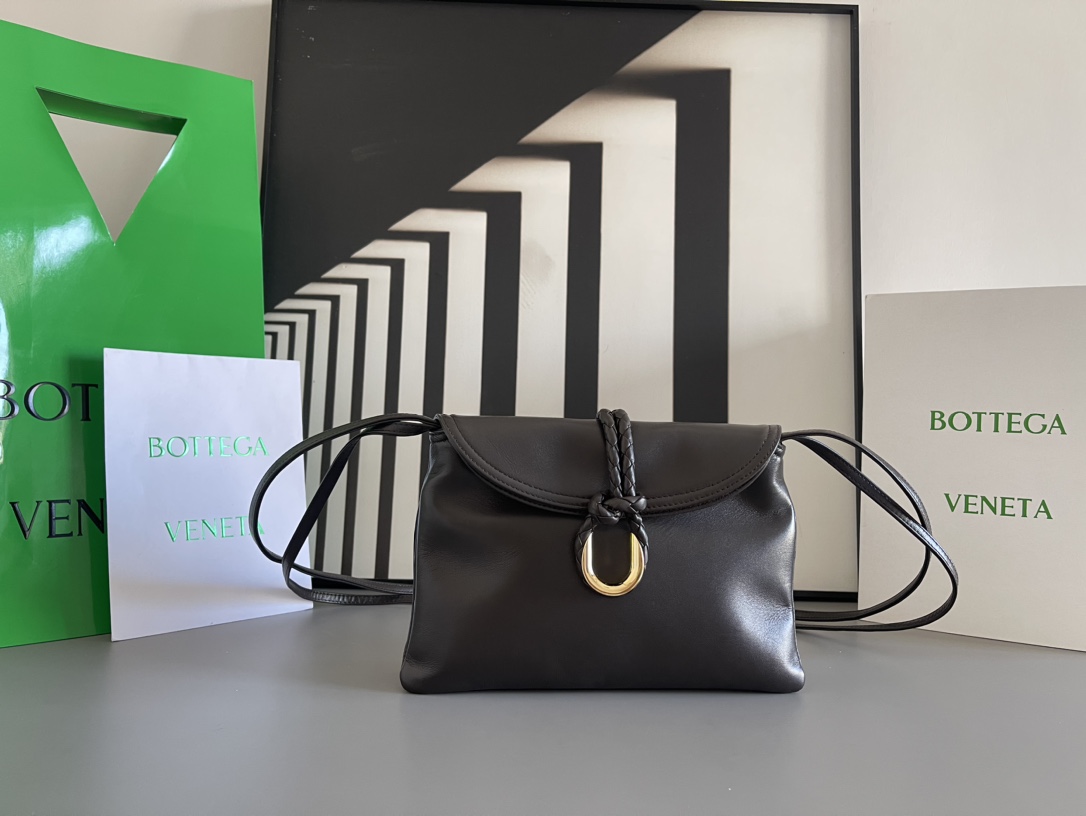 Bottega Veneta Liberta 小牛皮 編織 金屬扣 斜背包