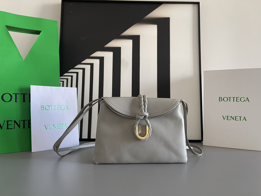Bottega Veneta Liberta сумка кросс-боди из телячьей кожи с плетением и металлической пряжкой