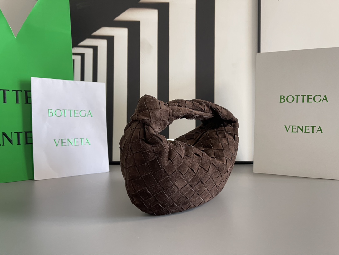 Bottega Veneta BV早春系列新品Mini Jodie 新做法是原有的基础上圆化边角 以 编织皮革打结圆形hobo包