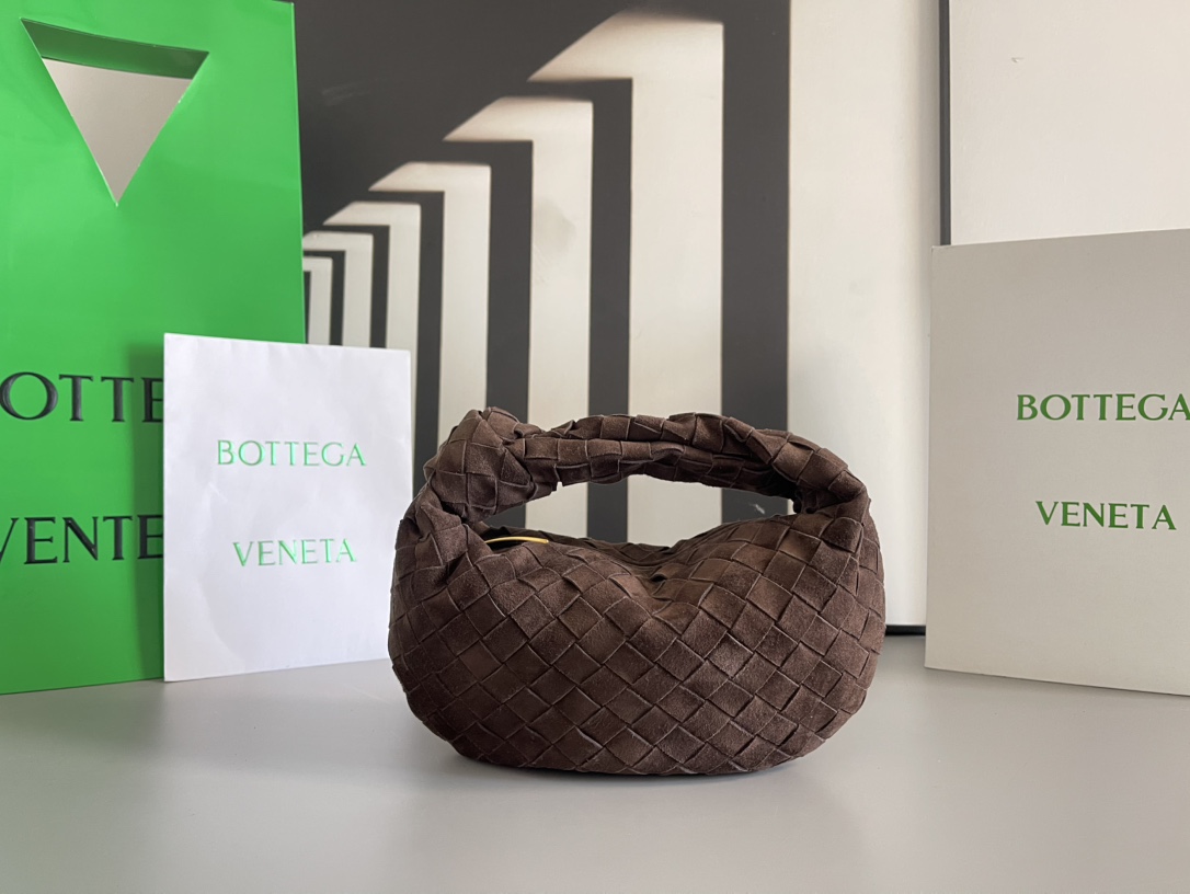 Bottega Veneta BV早春系列新品Mini Jodie 新做法是原有的基础上圆化边角 以 编织皮革打结圆形hobo包