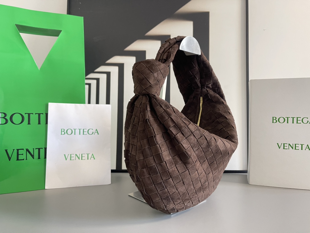 Bottega Veneta 中号BV 葆蝶家2023早春新品女士中号JODIE手袋BV包 新做法是原有的基础上圆化边角