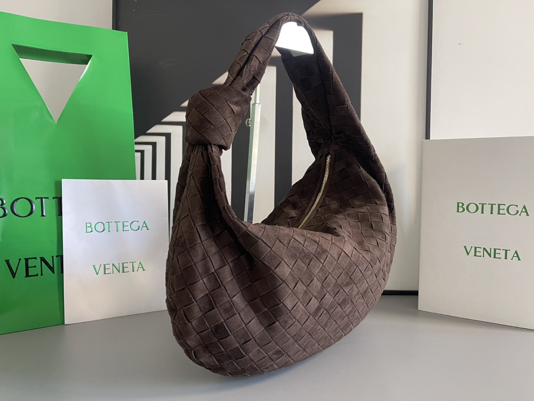 Bottega Veneta 大号Arco手袋 早春新品#、性冷淡风格 有范 充盈活力、恣意洒脱