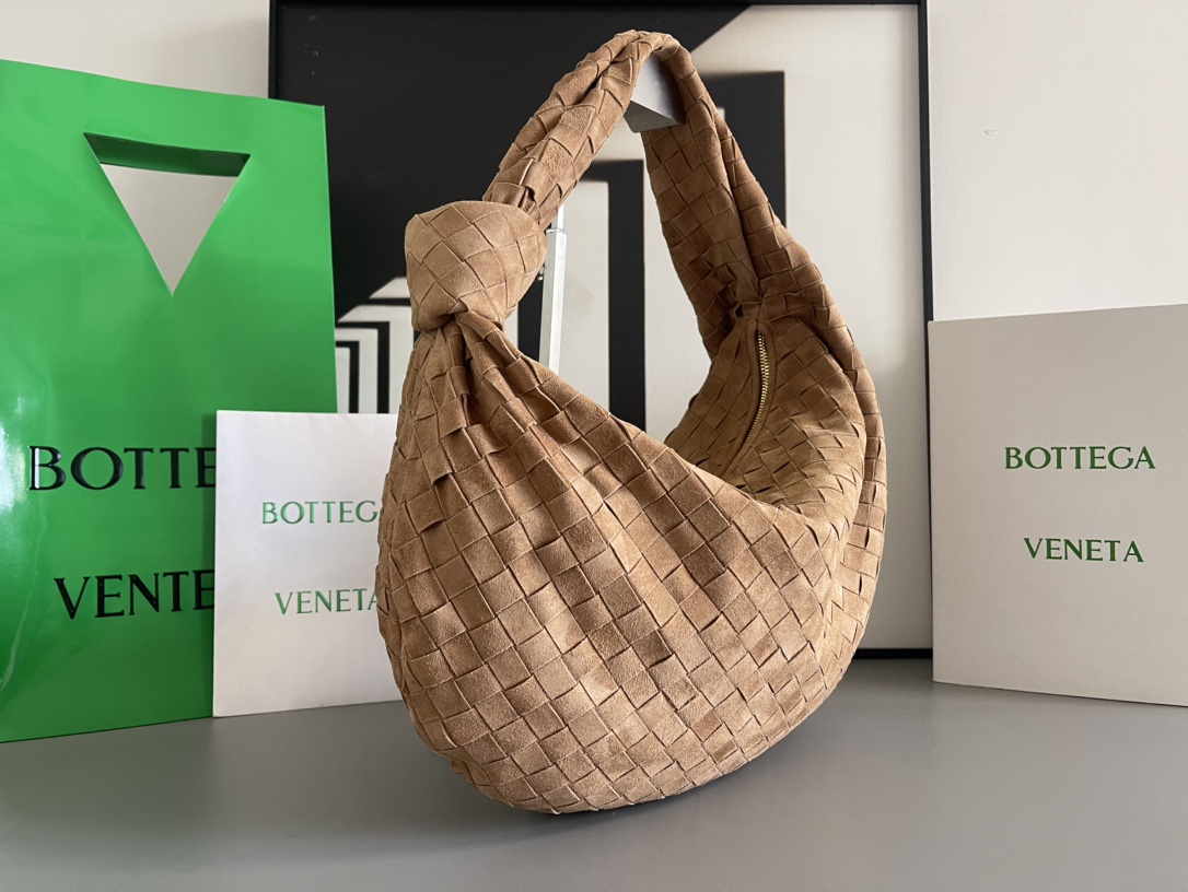 Bottega Veneta 大号Arco手袋 早春新品#、性冷淡风格 有范 充盈活力、恣意洒脱