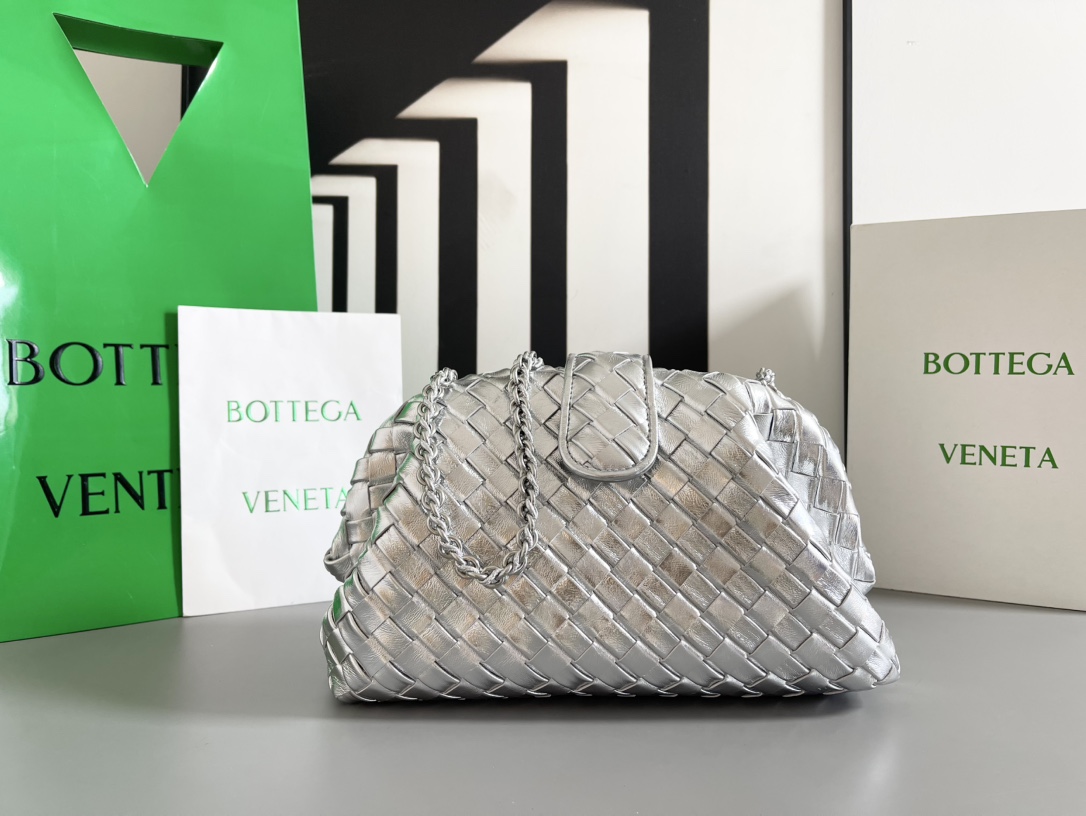 Bottega Veneta Lauren 1980 pochette en cuir tressé avec chaîne métallique