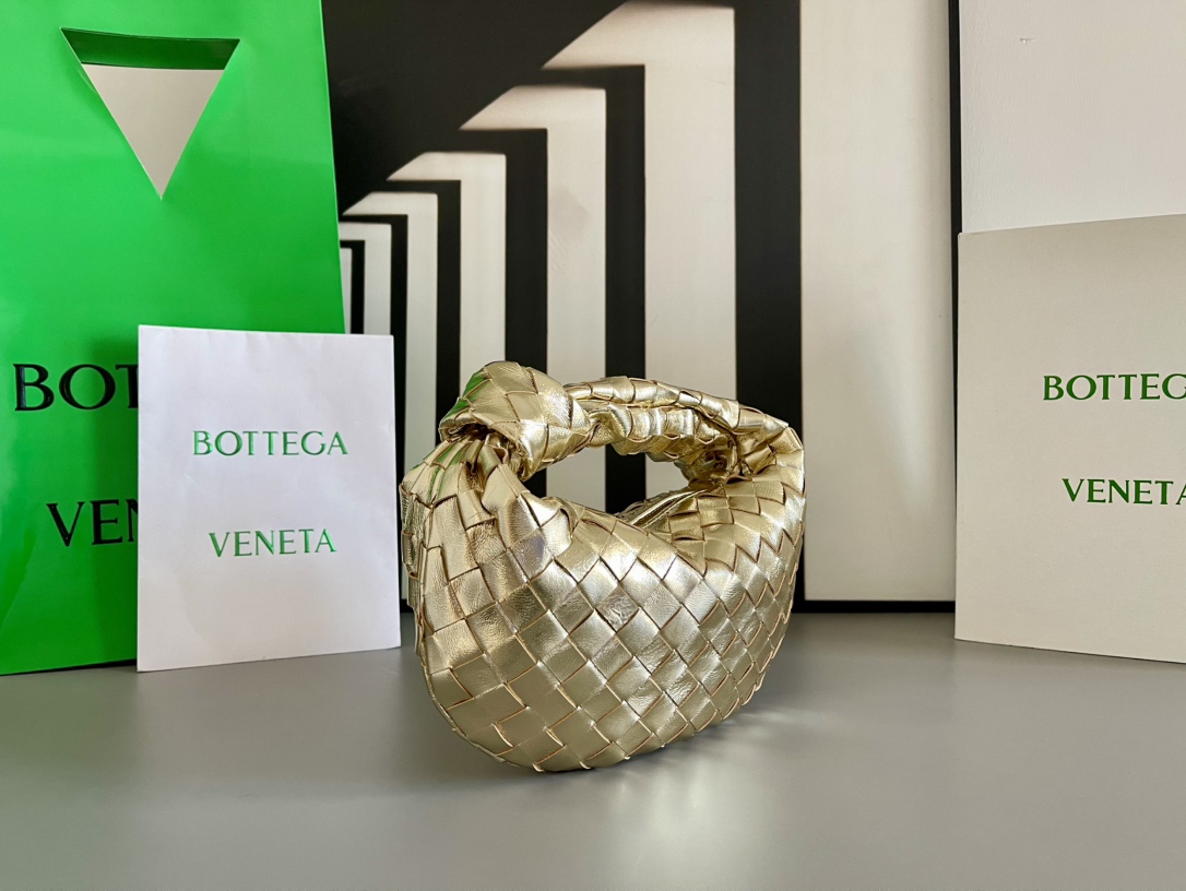 Bottega Veneta BV早春系列新品Mini Jodie 新做法是原有的基础上圆化边角 以 编织皮革打结圆形hobo包