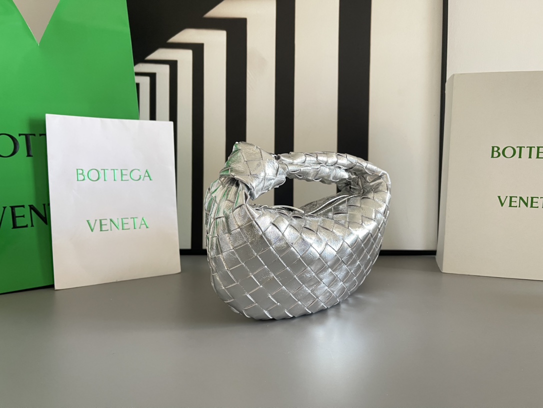 Bottega Veneta BV早春系列新品Mini Jodie 新做法是原有的基础上圆化边角 以 编织皮革打结圆形hobo包
