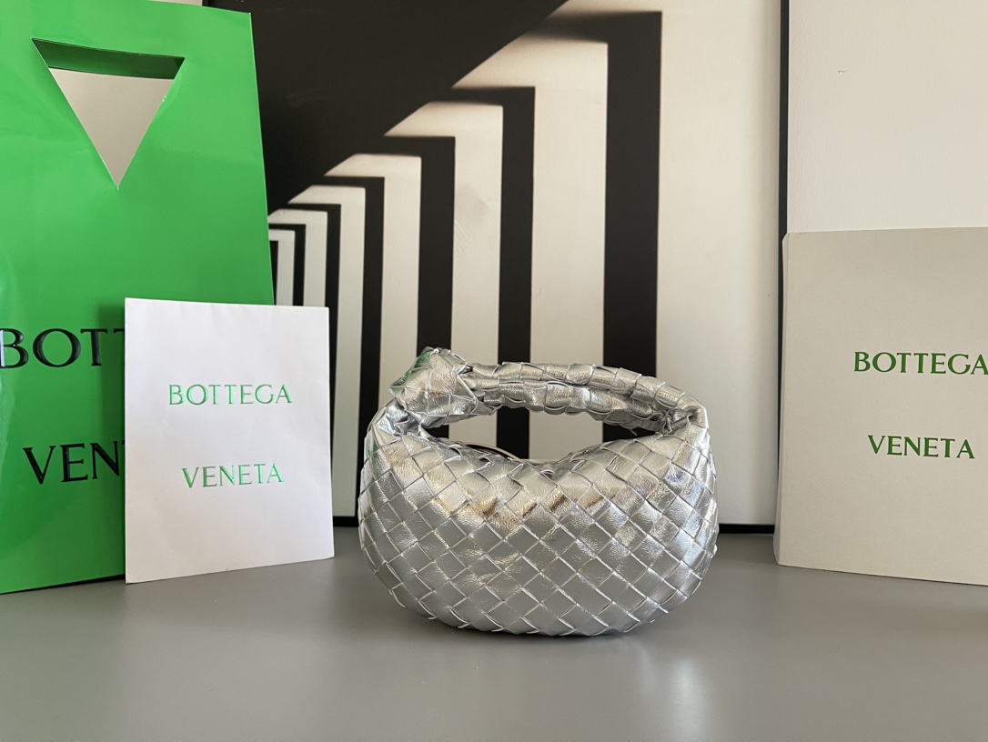 Bottega Veneta BV早春系列新品Mini Jodie 新做法是原有的基础上圆化边角 以 编织皮革打结圆形hobo包
