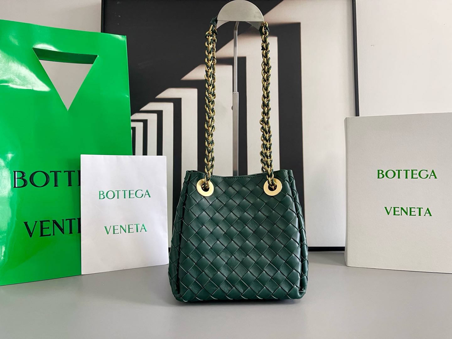 Bottega Veneta кожаная сумка с плетением, цепочкой и парашютной фурнитурой