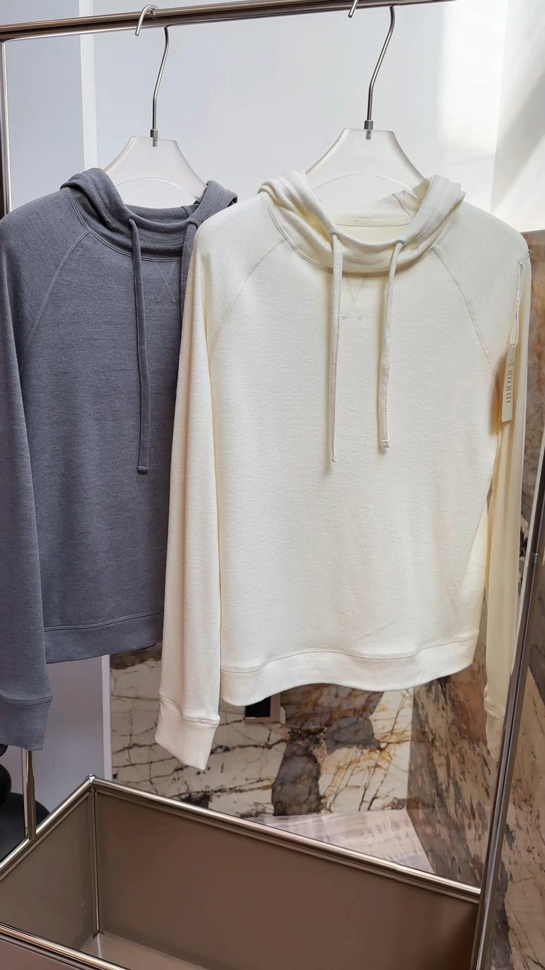 Who doesn't feel confused about this hooded sweater~Self heating acrylic - Clothes