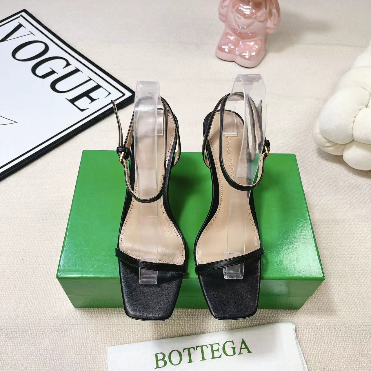 NO:236464,vs new spring and summer series... [Square-head high heel sandals] The original version is more comfortable to create. Comfortable and high-end square small heel design makes travel more comfortable and confident... Fabric original custom sheepskin Inner original custom sheepskin footbed original custom sheepskin Outsole: Original TPU anti-slip wear-resistant outsole Heel height 7.5cm Size 35-39 for women (40 customized for women without return) Packaging original full set of packaging, sandals, sandals, sheepskin19860909vs 春夏新款系列……【方头高跟凉鞋】 原版一比一打造舒适度比较好. 舒适高端 方形小跟设计 让出行更舒适 自信...... 面料原版定制羊皮 内里原版定制羊皮 垫脚原版定制羊皮 大底: 原版TPU防滑耐磨大底 跟高7.5cm 码数女35-39（女40定制不退换） 包装原版全套包装,凉鞋,sandals,sheepskin,Women's Shoes