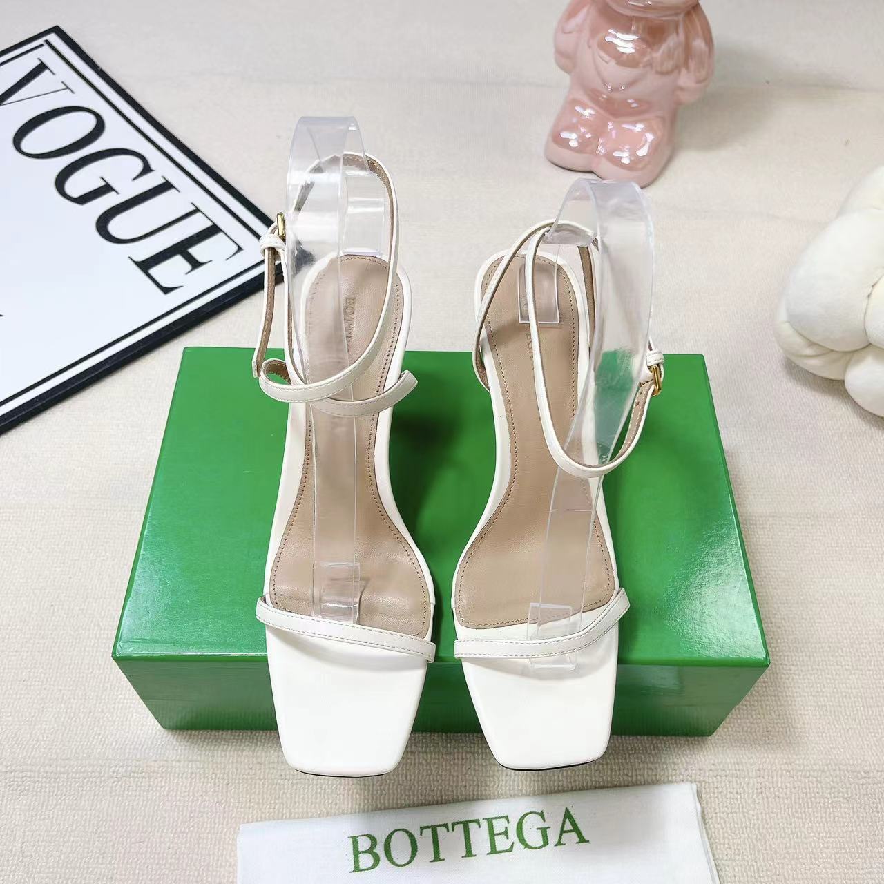 NO:236467,vs new spring and summer series... [Square-head high heel sandals] The original version is more comfortable to create. Comfortable and high-end square small heel design makes travel more comfortable and confident... Fabric original custom sheepskin Inner original custom sheepskin footbed original custom sheepskin Outsole: Original TPU anti-slip wear-resistant outsole Heel height 7.5cm Size 35-39 for women (40 customized for women without return) Packaging original full set of packaging, sandals, sandals, sheepskin19860909vs 春夏新款系列……【方头高跟凉鞋】 原版一比一打造舒适度比较好. 舒适高端 方形小跟设计 让出行更舒适 自信...... 面料原版定制羊皮 内里原版定制羊皮 垫脚原版定制羊皮 大底: 原版TPU防滑耐磨大底 跟高7.5cm 码数女35-39（女40定制不退换） 包装原版全套包装,凉鞋,sandals,sheepskin,Women's Shoes