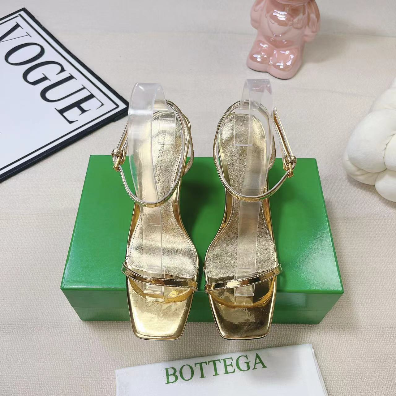 NO:236470,vs new spring and summer series... [Square-head high heel sandals] The original version is more comfortable to create. Comfortable and high-end square small heel design makes travel more comfortable and confident... Fabric original custom sheepskin Inner original custom sheepskin footbed original custom sheepskin Outsole: Original TPU anti-slip wear-resistant outsole Heel height 7.5cm Size 35-39 for women (40 customized for women without return) Packaging original full set of packaging, sandals, sandals, sheepskin19860909vs 春夏新款系列……【方头高跟凉鞋】 原版一比一打造舒适度比较好. 舒适高端 方形小跟设计 让出行更舒适 自信...... 面料原版定制羊皮 内里原版定制羊皮 垫脚原版定制羊皮 大底: 原版TPU防滑耐磨大底 跟高7.5cm 码数女35-39（女40定制不退换） 包装原版全套包装,凉鞋,sandals,sheepskin,Women's Shoes