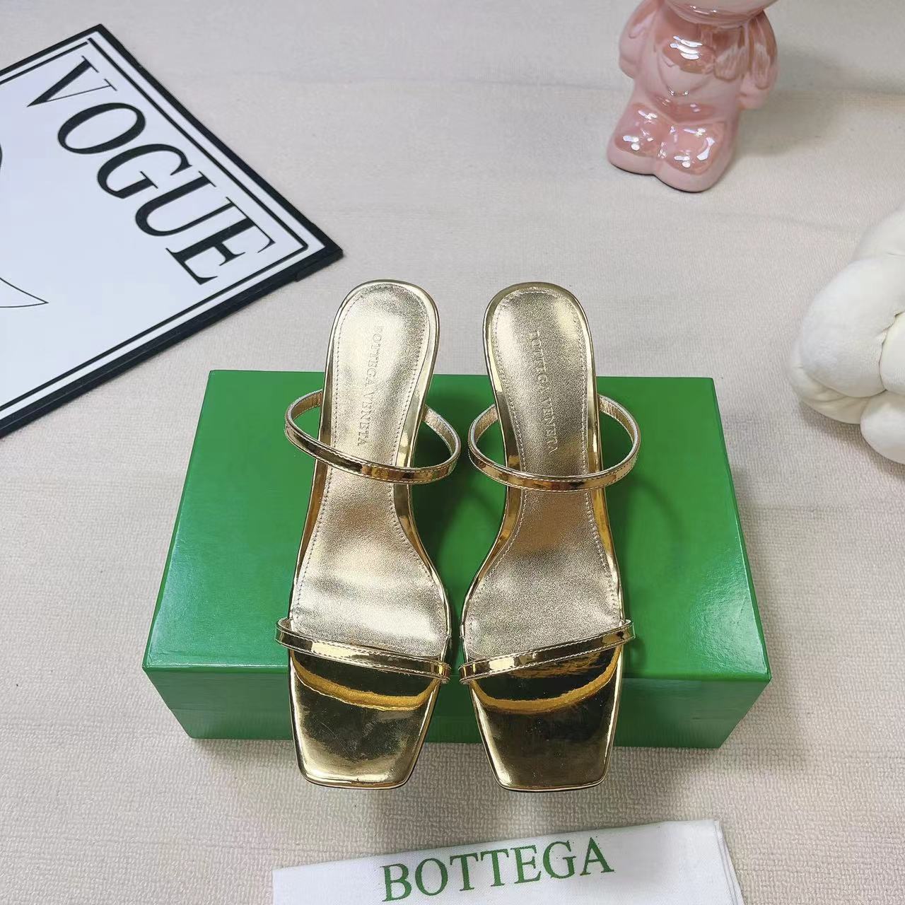 NO:236473,vs new spring and summer series... [Square-head high-heel sandals] The original version is more comfortable to create. Comfortable and high-end square small heel design makes travel more comfortable and confident... Fabric original custom sheepskin Inner original custom sheepskin footbed original custom sheepskin Outsole: Original TPU anti-slip wear-resistant outsole Heel height 7.5cm Size 35-39 for women (40 for customization without return) Packaging original full set of packaging, sandals, sandals, sheepskin19860909vs 春夏新款系列……【方头高跟凉拖】 原版一比一打造舒适度比较好. 舒适高端 方形小跟设计 让出行更舒适 自信...... 面料原版定制羊皮 内里原版定制羊皮 垫脚原版定制羊皮 大底: 原版TPU防滑耐磨大底 跟高7.5cm 码数女35-39（女40定制不退换） 包装原版全套包装,凉鞋,sandals,sheepskin,Women's Shoes