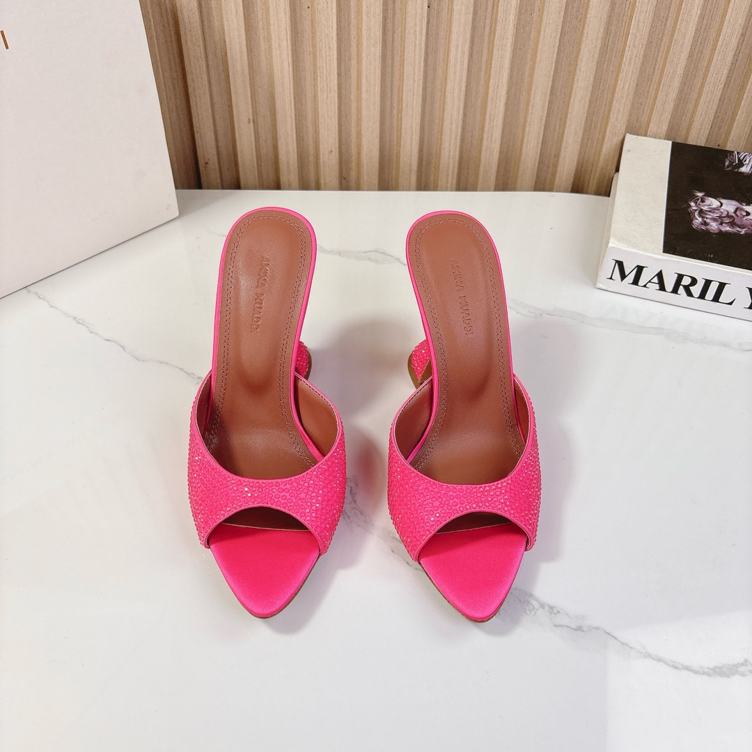 NO:129600,Top version Amina Muaddi Smooth diamond beautiful high heel sandals authentic 1:1 replica Top quality Buy original version Developed Sunflower Rhinestone buckle Customized mold (it took 2 months to come out) AM's new product this year, full of high-end feel, is Jimei's dream shoes!  Loved Loved!  The foot pads are removed from the original 1:1 color card and logo font design Italian leather outsole Injection molding process Heel height 9.8cm Size 35-39 (34 40 41 42 Customized non-returning), high heels sandals, sandals, high heels, Leather soles19860909顶级版本 Amina Muaddi 闪钻绝美高跟凉鞋  正品1:1 复刻 顶级品质  购买原版 开发 太阳花水钻扣 开模定制（历尽2个月才出来效果） AM今年新品 高级感十足 就是 集美们的梦中情鞋！爱了 爱了！ 垫脚都是拆掉原版1:1对色卡 以及logo字体设计 意大利真皮大底 注塑工艺 跟高 9.8cm 码数 35-39（34 40 41 42 定制不退换）,高跟鞋凉鞋,sandals,high heels,Leather soles,Women's Shoes