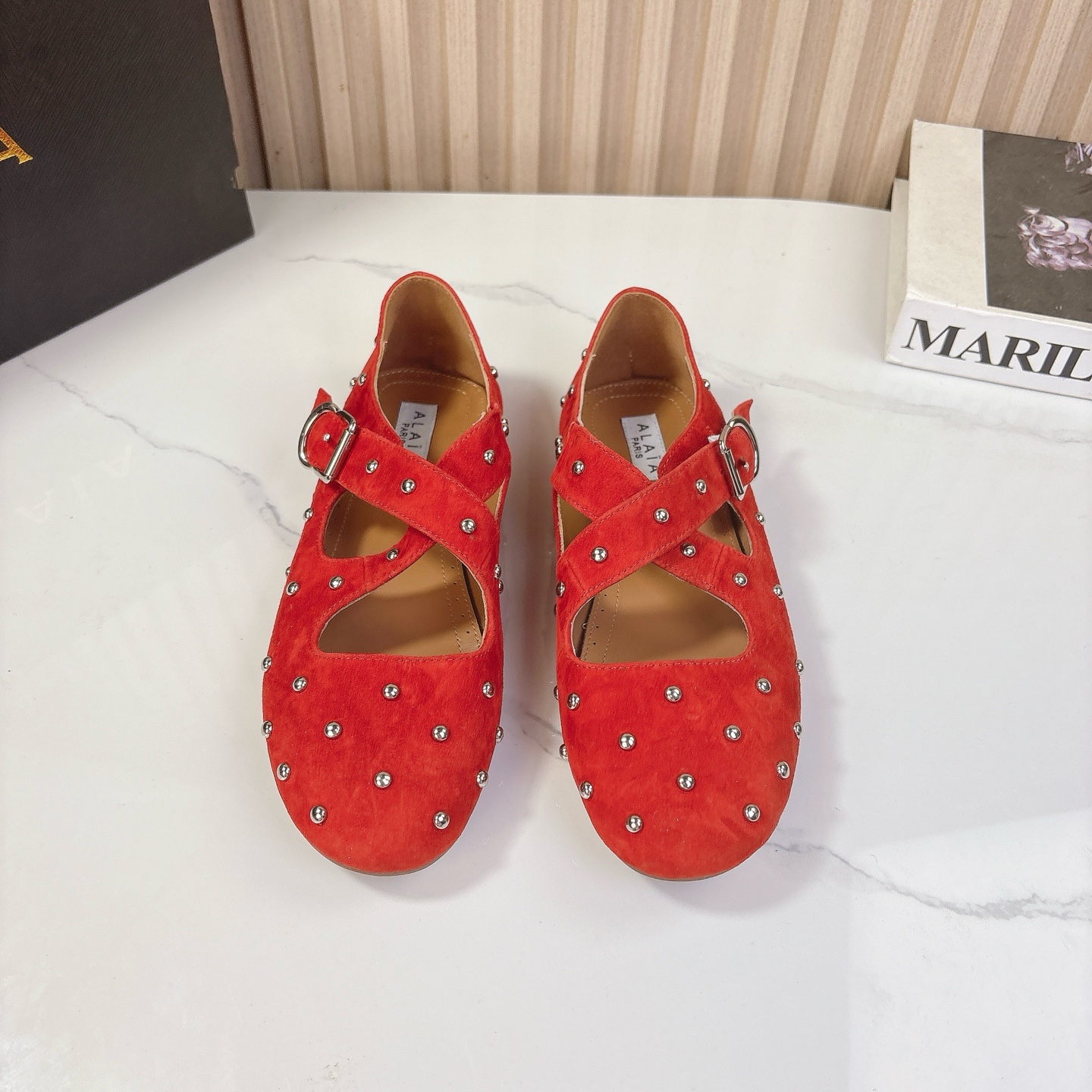 NO:167677,Niche ALAIA 2025vs latest single shoe series... [Retro flat single shoe] Full of girlish style, modern and retro flavor, very simple and atmospheric. Whether it is a skirt, dress or jeans, it can become the finishing touch!  Fabric: Customized sheep lining Inner: Customized sheepskin Finger pad: Customized sheepskin Outsole: Original open mold rubber outsole Size: 35-39 (40.41.42 Customized without return and exchange) Packaging: Original full set of packaging Color: Synchronous update of official website, single shoes, alaia, skirts, jeans, sheepskin, sheep19860909小众ALAIA 2025vs最新单鞋系列……【复古平底单鞋】 满满的少女风 既摩登又复古的味道 非常的简约大气 不管是半身裙 连衣裙还是牛仔裤 它都能成为点睛之笔！ 面料:定制羊猄 内里:定制羊皮 垫脚:定制羊皮 大底:原版开模橡胶大底 码数:35-39（40.41.42定制不退换） 包装:原版全套包装 颜色:官网同步更新,单鞋,alaia,skirts,jeans,sheepskin,sheep,Women's Shoes