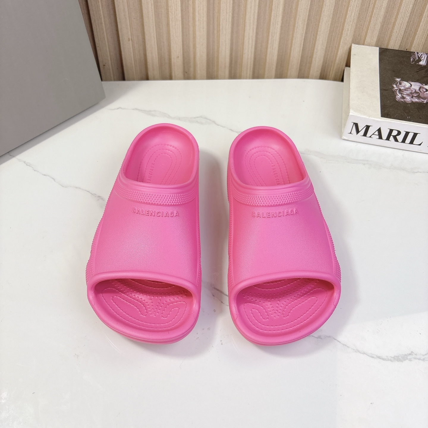 NO:167925,Balenciaga ~25vs spring and summer hot spring cake sandals series... The must-have slippers in this IN era... Balenciaga x hole shoes, imported EVA rubber and plastic, shaking anti-slip thick sole, 2025 spring new dark horse items, fashion bloggers at home and abroad show off, popular among social platforms at home and abroad, fashion experts must buy, and have a lot of money to create. Craftsmanship, precise restoration of every detail... The original mold of the upper EVA rubber and plastic integrated molding, thick sole 3cm, size 36-45, original packaging, full set of color official website, 5 colors, slippers, balenciaga, balenciaga, slippers19860909巴黎世家 ～25vs春夏爆款松糕凉拖系列… 在这个IN时代必备的拖鞋… Balenciaga x洞洞鞋,进口EVA橡塑,摇摇防滑厚底,2025春季新款黑马单品,海内外时尚博主纷纷上脚大秀,火遍海内外社交平台,时尚达人必入款,重金开模打造 匠心工艺,精准还原每个细节…… 鞋面原版开模EVA橡塑一体成型 厚底3cm 码数36-45 包装原版全套包装 颜色官网同步5色出,拖鞋,balenciaga,balenciaga,slippers,Women's Shoes