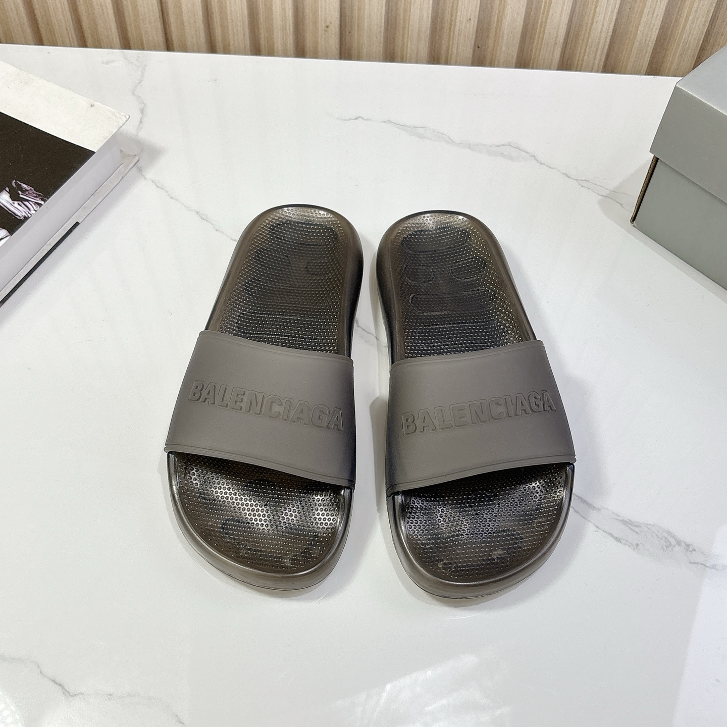 NO:166745,Balenciaga ~25vs spring and summer hot spring cake sandals series... The must-have slippers in this IN era... Balenciaga x hole shoes, imported EVA rubber and plastic, shaking anti-slip thick sole, 2025 spring new dark horse items, fashion bloggers at home and abroad show off, popular among social platforms at home and abroad, fashion experts must buy, and create a lot of money. Craftsmanship, precise restoration of every detail... The original upper mold opening rubber and plastic integrated molding number 36-45 Packaging original full set of packaging color official website synchronized 3 colors, slippers, balenciaga, balenciaga, slippers19860909巴黎世家 ～25vs春夏爆款松糕凉拖系列… 在这个IN时代必备的拖鞋… Balenciaga x洞洞鞋,进口EVA橡塑,摇摇防滑厚底,2025春季新款黑马单品,海内外时尚博主纷纷上脚大秀,火遍海内外社交平台,时尚达人必入款,重金开模打造 匠心工艺,精准还原每个细节…… 鞋面原版开模橡塑一体成型 码数36-45 包装原版全套包装 颜色官网同步3色出,拖鞋,balenciaga,balenciaga,slippers,Women's Shoes