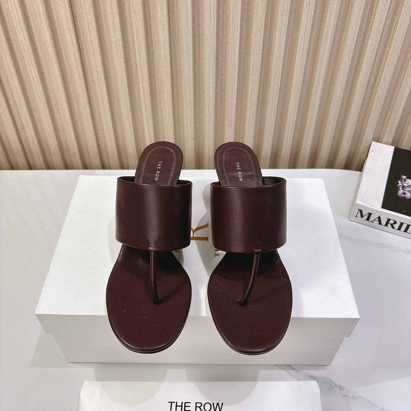 NO:166747,. 6.5cm The Row cowhide clip-toe flat slippers. High-quality minimalist niche. Tr, the new spring and summer sexy cat heel minimalist slippers!  As simple as ever, the design feels super strong, the lines are simple and smooth. Although there are no too many elements to embellish, it is really high-end and versatile!  It’s simply the dream of the year. The sense of high-end in the year is radiating from the inside out. You must enter!  The best sandals, beautiful shoes, light up the whole summer!  Imported calfskin inner sheepskin outsole imported from Italian leather outsole Size 35-39 40 customization, slippers, sandals, slippers, cowhide, sheepskin, Leather soles19860909. 6.5cm The Row 牛皮夹趾平底拖鞋 高品质极简小众还得看Tr,春夏新款性感猫跟极简拖鞋！一如既往的简单,超强设计感,线条简洁流畅 虽然没有过多的元素点缀,但真的很高级很百搭！简直就是年度梦中情鞋 年度必入高级感从里到外散发了 一定要入！颗凉鞋极品 美不胜收的鞋 点亮整个夏日！ 鞋面进口小牛皮 内里羊皮 大底进口意大利真皮大底 尺码35-39 40定制,拖鞋,sandals,slippers,cowhide,sheepskin,Leather soles,Women's Shoes