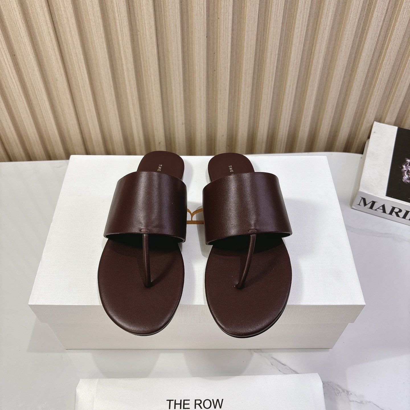 NO:166749,The Row leather clip-toe flat slippers. High-quality minimalist niches are still worth looking at. The new sexy cat heel minimalist slippers in spring and summer!  As simple as ever, the design feels super strong, the lines are simple and smooth. Although there are no too many elements to embellish, it is really high-end and versatile!  It’s simply the dream of the year. The sense of high-end in the year is radiating from the inside out. You must enter!  The best sandals, beautiful shoes, light up the whole summer!  Imported calfskin inner sheepskin outsole imported from Italian leather outsole Size 35-39 40 customization, slippers, sandals, slippers, cowhide, sheepskin, Leather soles19860909The Row 牛皮夹趾平底拖鞋 高品质极简小众还得看Tr,春夏新款性感猫跟极简拖鞋！一如既往的简单,超强设计感,线条简洁流畅 虽然没有过多的元素点缀,但真的很高级很百搭！简直就是年度梦中情鞋 年度必入高级感从里到外散发了 一定要入！颗凉鞋极品 美不胜收的鞋 点亮整个夏日！ 鞋面进口小牛皮 内里羊皮 大底进口意大利真皮大底 尺码35-39 40定制,拖鞋,sandals,slippers,cowhide,sheepskin,Leather soles,Women's Shoes