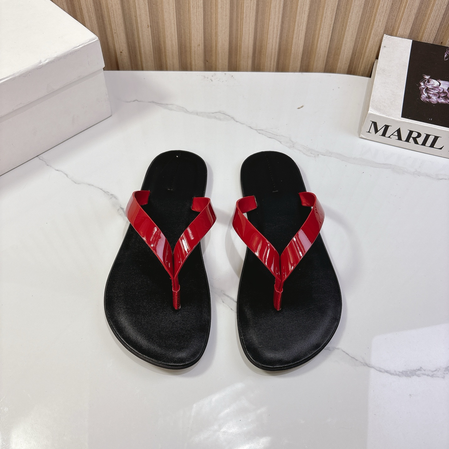 NO:166751,THE ROW niche trendy brand 25vs spring and summer new series... [Clip-toe flat sandals] The original one-to-one is better to create comfort. It is full of personality and easy to control various styles of clothes... Fabric: Original custom sheepskin Inner: Original custom sheepskin Foot pad: Original custom sheepskin Outsole: Italy imported rubber outsole Heel height: Flat sole Packaging: Original full packaging, Size: 35-39 (40. Customized size without return and exchange), slippers, sandals, slippers, sheepskin19860909THE ROW小众潮牌25vs春夏新款系列……【夹趾平底凉鞋】 原版一比一打造舒适度比较好.个性十足,很好驾驭各种风格衣服搭配…… 面料:原版定制羊皮 内里:原版定制羊皮 垫脚:原版定制羊皮 大底:意大利进口橡胶大底 跟高:平底 包装:原版全套包装, 码数:35-39（40.码定制不退换）,拖鞋,sandals,slippers,sheepskin,Women's Shoes