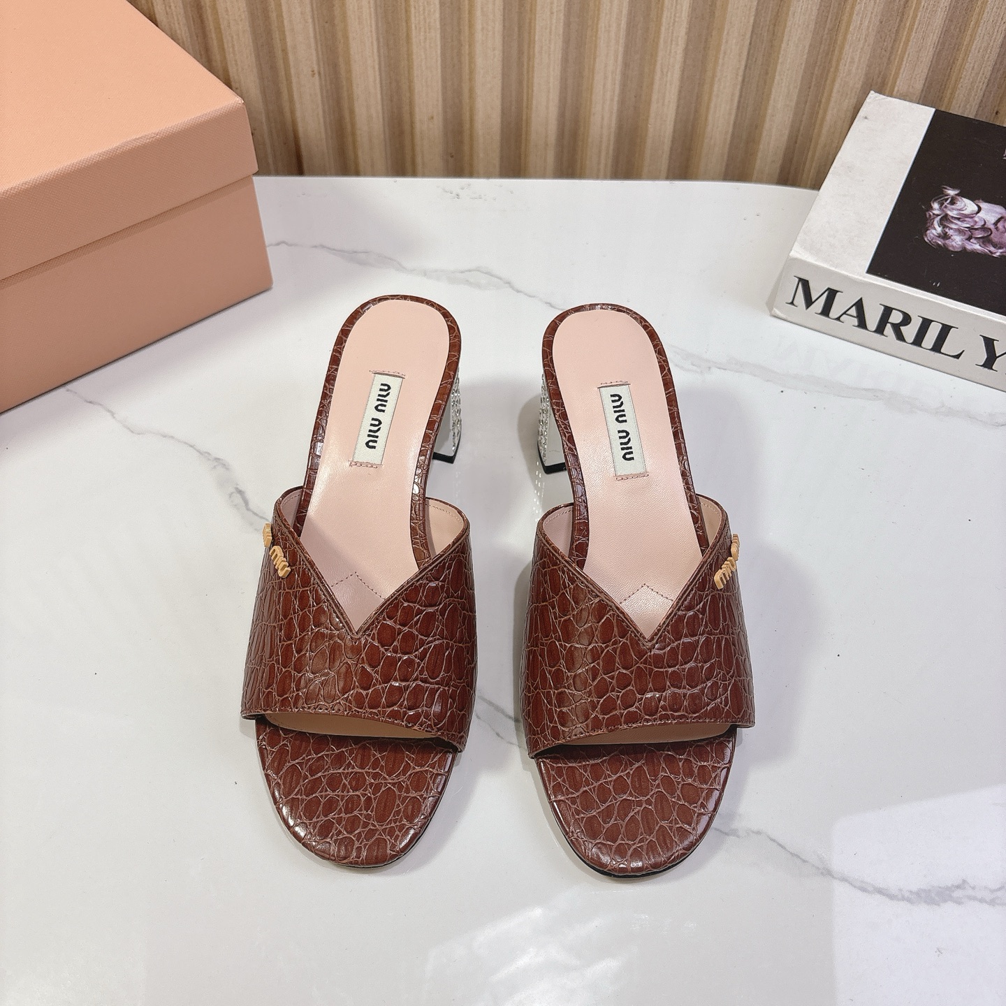 NO:166753,MIUMIU 25ss Spring and Summer New Products Fish Mouth Thick Heel Slippers Temperamental Little Woman Style, Heel Plate is inlaid with rhinestones, which flashes to a new level. Full texture and very comfortable to wear. The pleated design on the upper looks very textured, and the diamond shape adds a bit of elegance and uniqueness to the overall shape. The upper is imported cowhide, inner foot pad sheepskin, heel height 5.5cm, original imported leather sole, size 35-39 (40 custom made, no return and exchange), slippers, miumiu, slippers, cowhide, sheepskin, Leather soles19860909MIUMIU 缪缪 25ss春夏新品 鱼嘴 粗跟拖鞋 气质小女人风,鞋跟盘镶嵌水钻,闪出新高度 质感十足,穿着非常舒适.鞋面上的褶皱设计看起来非常有质感,钻面的造型给整体造型增添了几分优雅与独特 鞋面原版进口牛皮 内里垫脚羊皮 跟高5.5cm 鞋底原版进口真皮大底 码数35-39(40定做不退换),拖鞋,miumiu,slippers,cowhide,sheepskin,Leather soles,Women's Shoes