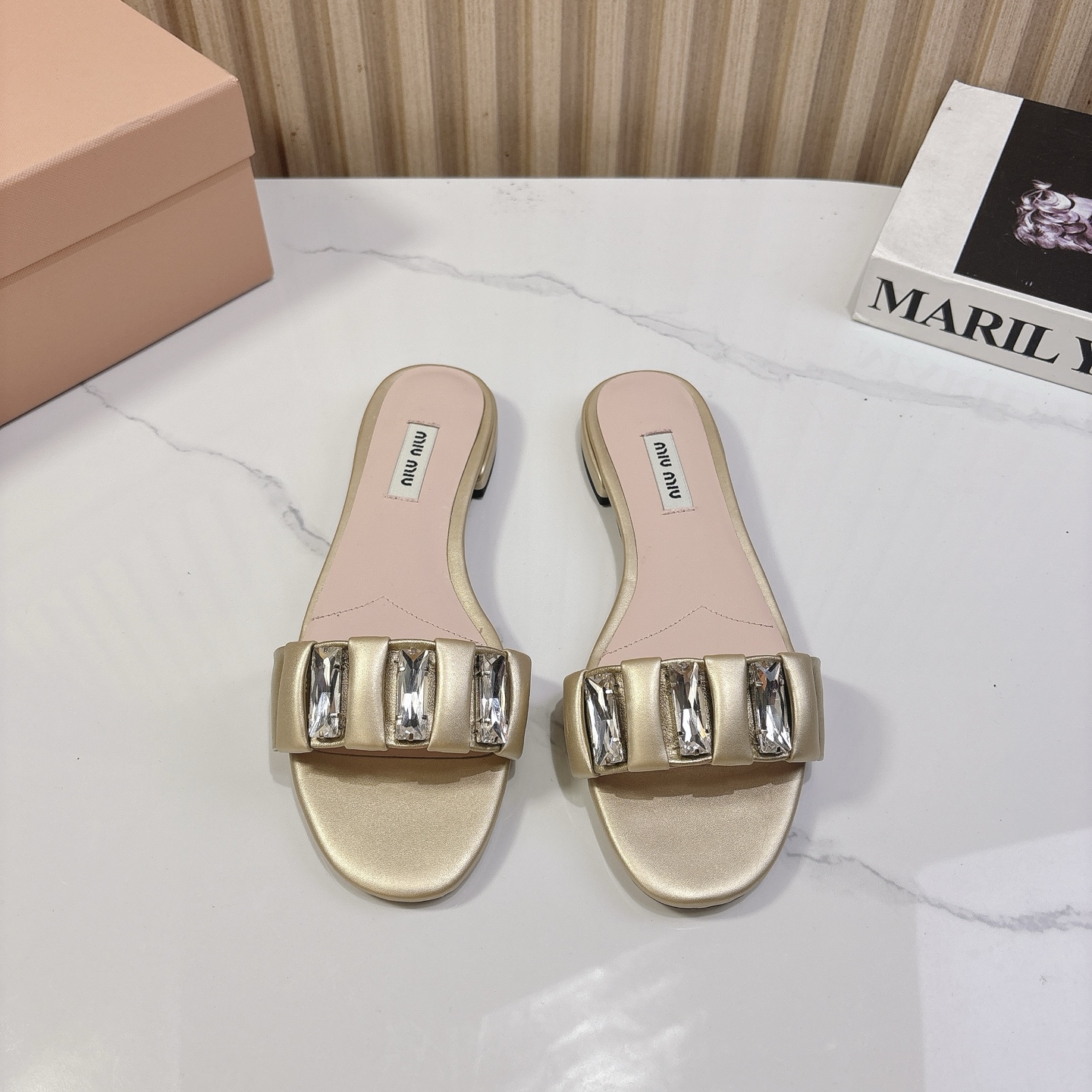 NO:166754,Miumiu 2025vs spring and summer new slipper series... The counter focuses on the latest styles, casual white shoes are on the newest, and purchasing level!  Full of high-end feeling!  A popular model from domestic and foreign bloggers, retro and fashionable, beautiful!  Official website main model★ Customized original sheepskin fabric customization original sheepskin inner lining customization original sheepskin foot pad customization original sheepskin outsole original open mold leather outsole heel height 1.0cm original packaging full set of packaging Size 35-39 (40. Customized), slippers, miumiu, slippers, sheepskin, Leather soles19860909缪缪miumiu2025vs春夏新款拖鞋系列……  专柜主打最新款 休闲小白鞋硬货上新  代购级别！高级感十足！国内外博主刷爆的一款,复古又时髦上脚美炸了！官网主推款★ 面料定制原版羊皮 内里定制原版羊皮 垫脚定制原版羊皮 大底原版开模真皮大底 跟高1.0cm 包装原版全套包装 码数35-39（40.定制）,拖鞋,miumiu,slippers,sheepskin,Leather soles,Women's Shoes