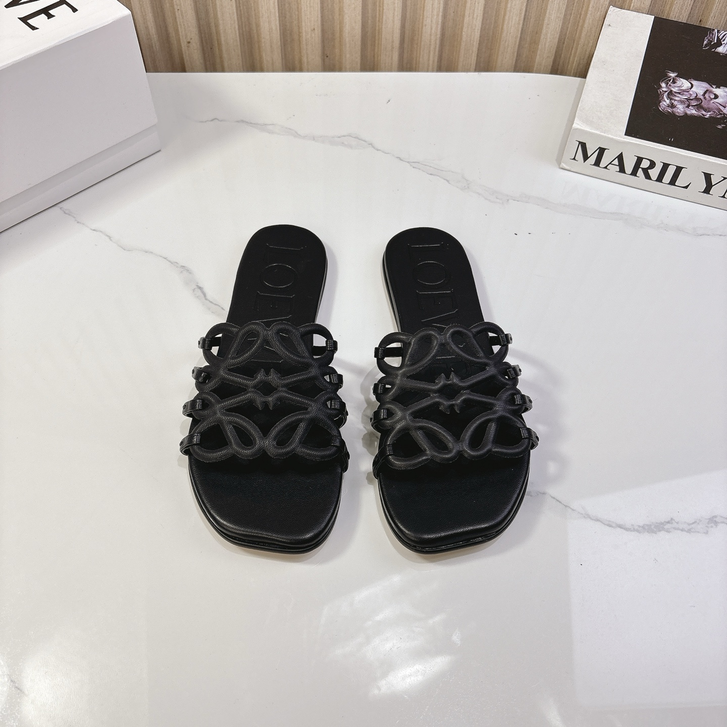 NO:235143,Loewe 25 latest model, the upper is made of the brand's iconic braided logo, unique and eye-catching, highlighting the brand style. The three colors of black, white and brown are classic and elegant, suitable for a variety of styles. High-quality leather material, soft touch. Flat design, comfortable walking Size 35-41,, slippers, loewe, loewe, slippers19860909Loewe罗意威25最新款,鞋面以品牌标志性编织Logo打造,独特吸睛,彰显品牌格调.黑白棕三色经典大气,适配多种风格穿搭.优质皮革材质,触感柔软.平底设计,行走舒适 Size 35-41,,拖鞋,loewe,loewe,slippers,Women's Shoes