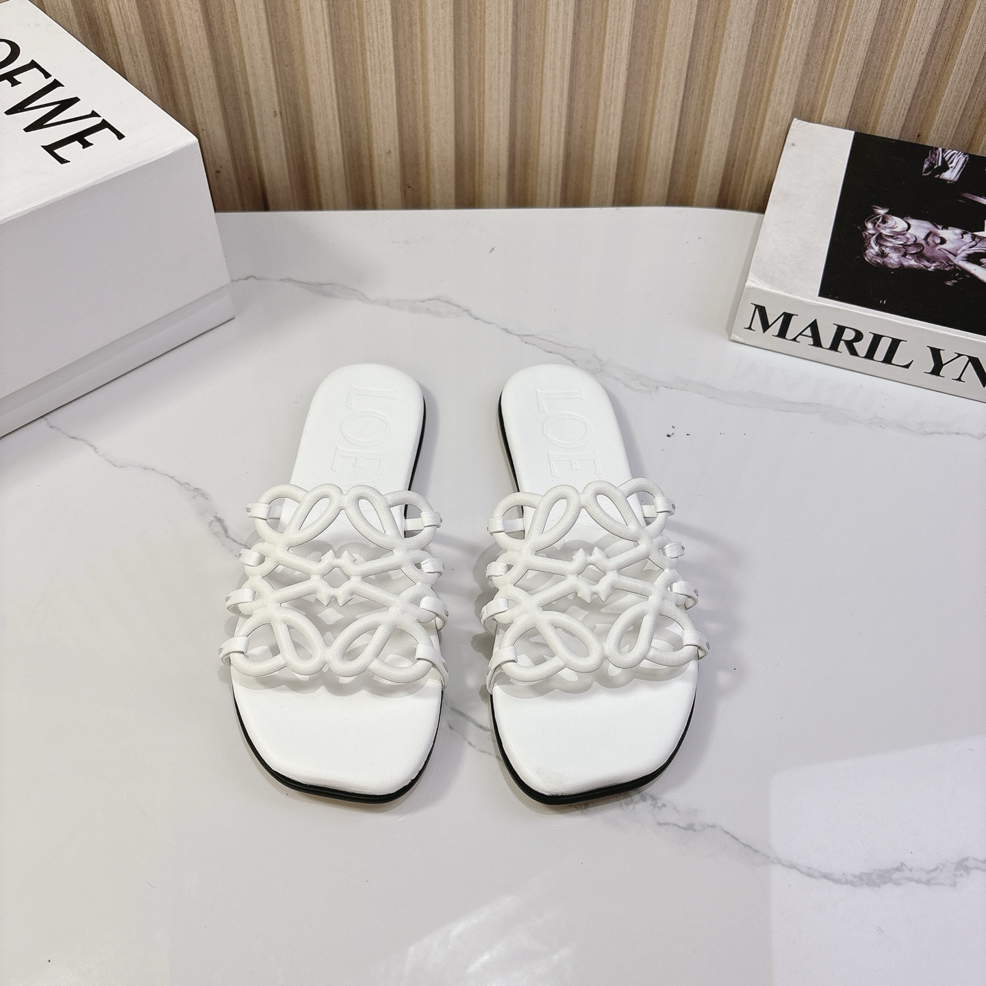 NO:235145,Loewe 25 latest model, the upper is made of the brand's iconic braided logo, unique and eye-catching, highlighting the brand style. The three colors of black, white and brown are classic and elegant, suitable for a variety of styles. High-quality leather material, soft touch. Flat design, comfortable walking Size 35-41,, slippers, loewe, loewe, slippers19860909Loewe罗意威25最新款,鞋面以品牌标志性编织Logo打造,独特吸睛,彰显品牌格调.黑白棕三色经典大气,适配多种风格穿搭.优质皮革材质,触感柔软.平底设计,行走舒适 Size 35-41,,拖鞋,loewe,loewe,slippers,Women's Shoes