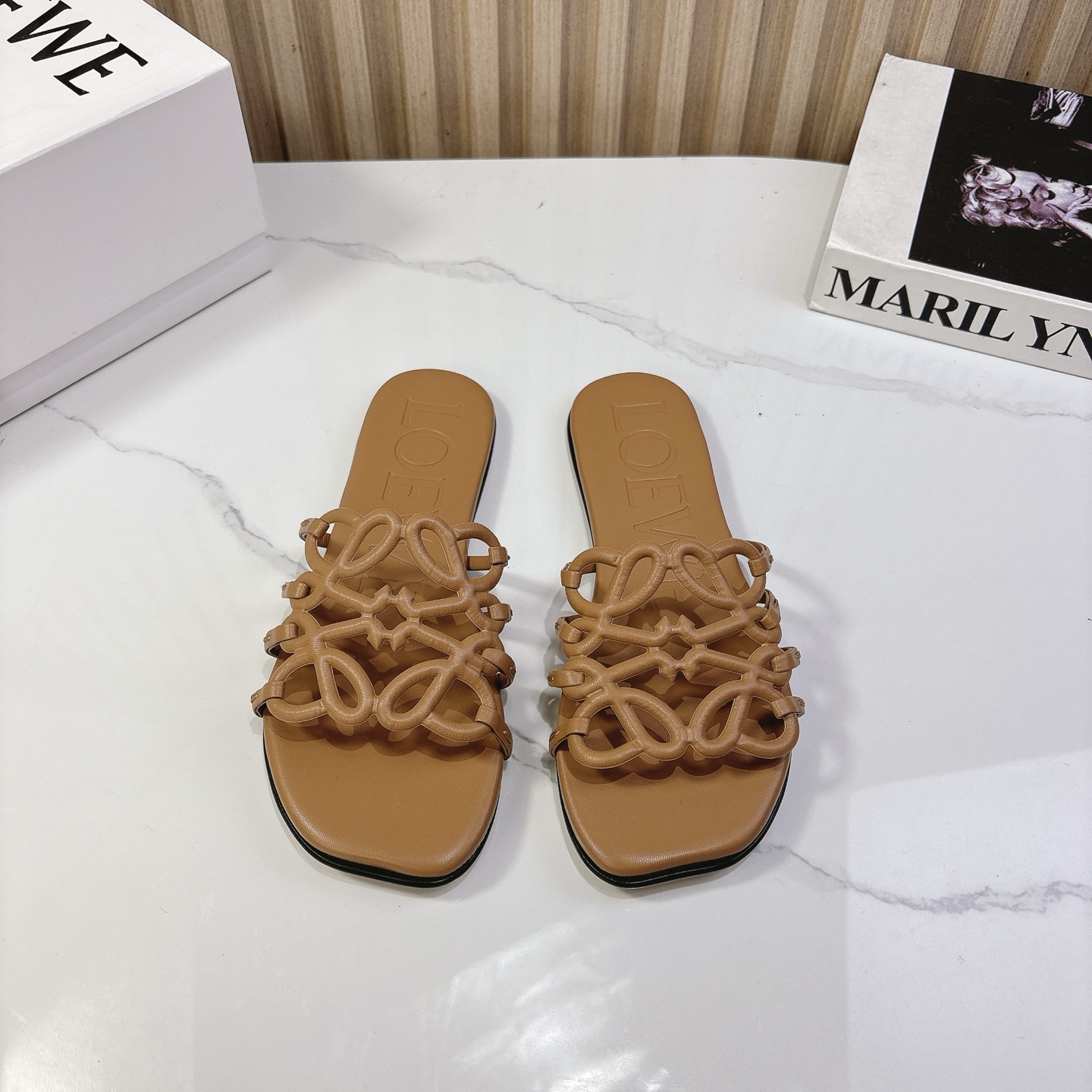 NO:166756,Loewe 25 latest model, the upper is made of the brand's iconic braided logo, unique and eye-catching, highlighting the brand style. The three colors of black, white and brown are classic and elegant, suitable for a variety of styles. High-quality leather material, soft touch. Flat-soled design, comfortable walking Size 35-41, slippers, loewe, loewe, slippers19860909Loewe罗意威25最新款,鞋面以品牌标志性编织Logo打造,独特吸睛,彰显品牌格调.黑白棕三色经典大气,适配多种风格穿搭.优质皮革材质,触感柔软.平底设计,行走舒适 Size 35-41,拖鞋,loewe,loewe,slippers,Women's Shoes