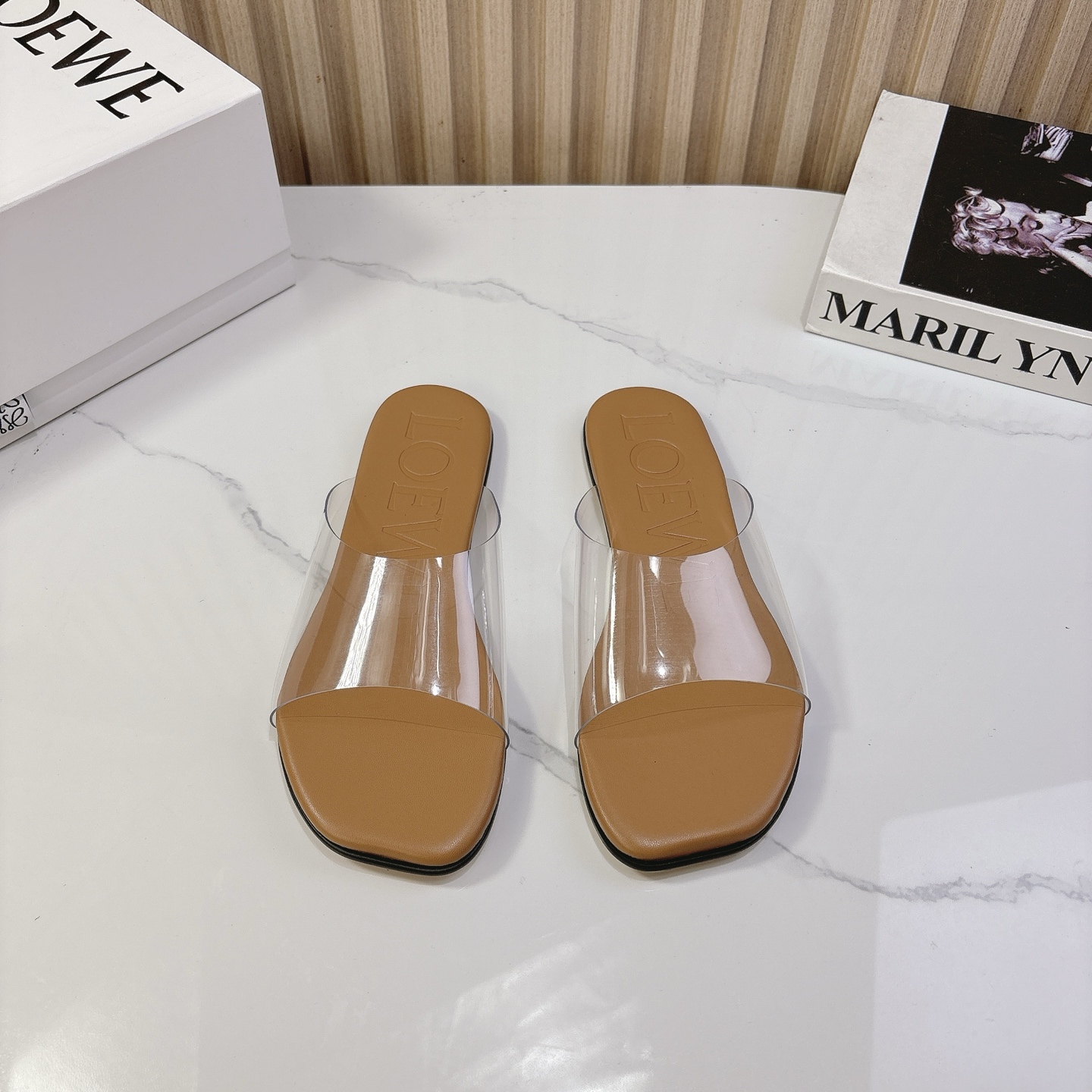 NO:166759,Loewe transparent strap slippers show fashion charm. The transparent upper is unique in material, light and transparent, matched with classic black, white and brown background, and has outstanding visual effect. Square toe design, fashionable and atmospheric. The sole is comfortable and easy to walk. Size 35-41, slippers, loewe, loewe, slippers19860909Loewe罗意威透明带拖鞋,尽显时尚魅力 透明鞋面材质独特,轻盈通透,搭配黑白棕经典底色,视觉效果出众.方形鞋头设计,时尚大气.鞋底舒适,行走轻松 Size 35-41,拖鞋,loewe,loewe,slippers,Women's Shoes