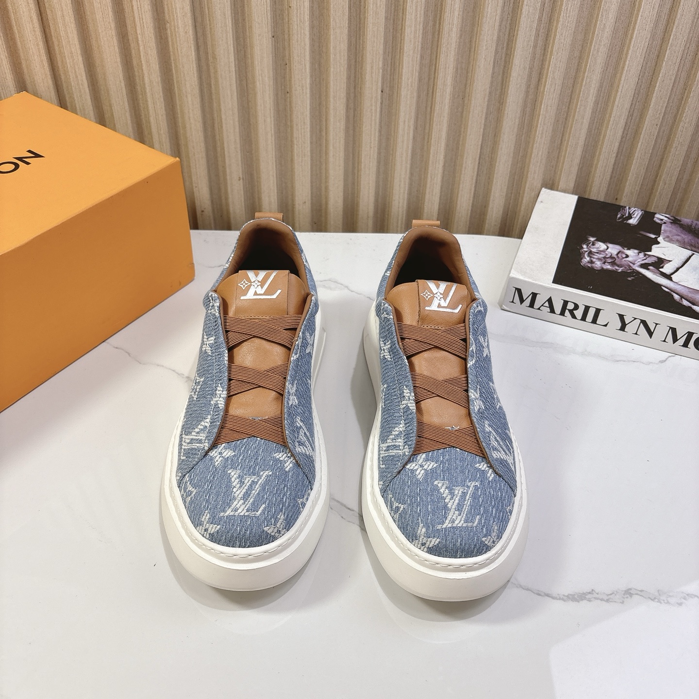 NO:224638,Men's model [Men's thick-soled casual shoes] LV 25 autumn and winter is really a new new king-fried model. Sisters, the foot is so beautiful. The counter buys the original one-to-one development. All details, materials, quality, no difference from the counter, and then sends the luxury latest large packaging... Fabric: original imported cowhide canvas Inner: original imported sheepskin footbed: original imported sheepskin outsole: original open mold TPU foamed sole Packaging: original latest packaging Size: 39-44 (men 38.45.46 customized without return or exchange), casual shoes/sports shoes, louis vuitton, sneakers, cowhide, sheepskin19860909男款【男款厚底休闲鞋】 LV 25秋冬首发真的又是新一款王炸新款,姐妹们,上脚太好看啦专柜购买原版一比一开发,所有细节,材料,品质,跟专柜无区别,再送豪华最新大包装…… 面料:原版进口牛皮帆布 内里:原版进口羊皮 垫脚:原版进口羊皮 大底:原版开模TPU发泡大底 包装:原版最新包装 码数:39-44（男38.45.46定制不退换）,休闲鞋/运动鞋,louis vuitton,sneakers,cowhide,sheepskin,Women's Shoes