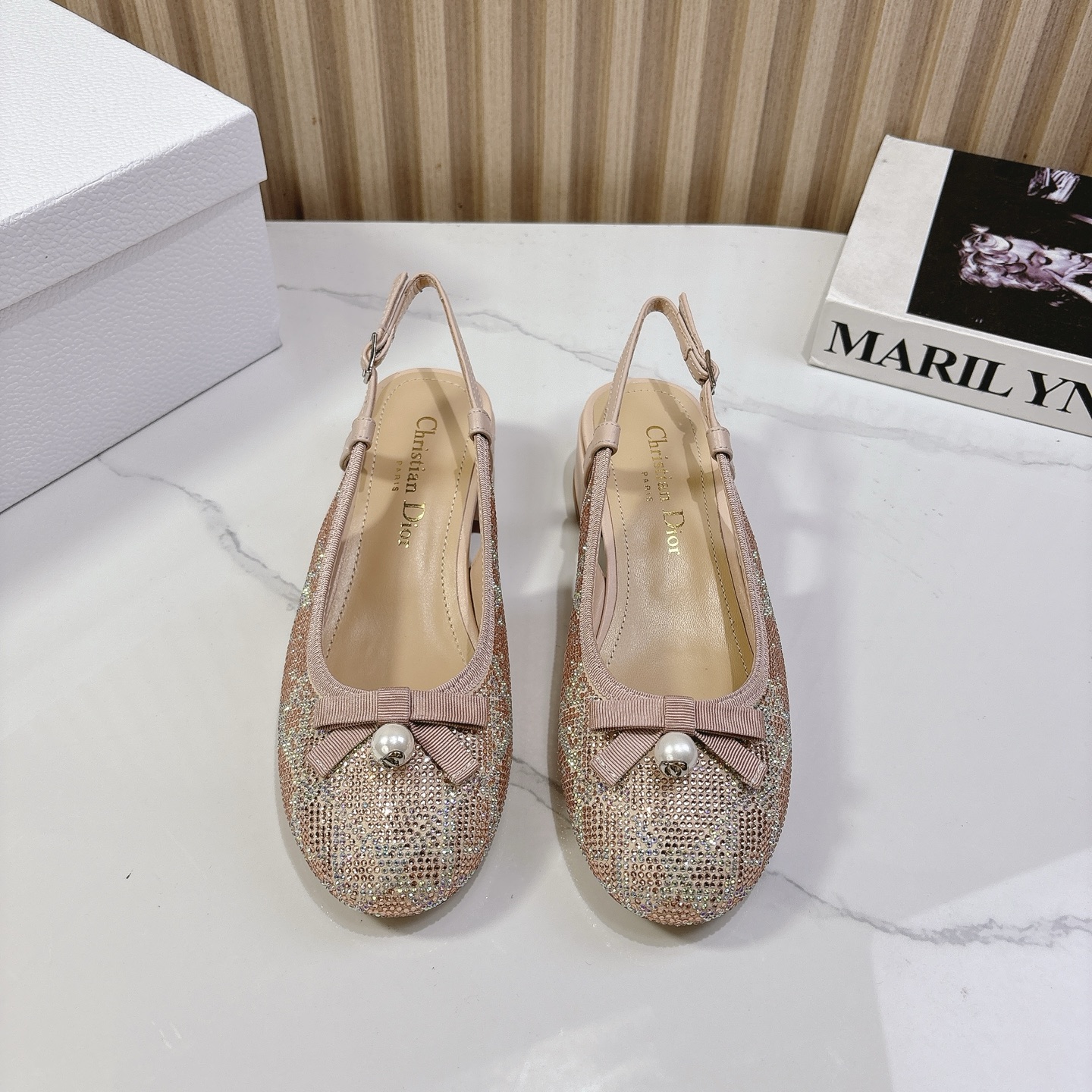 NO:224669,Dior | Dior 25 2025 early spring new product top version The counter mainly features new Dior Ballet exposed heel diamond-faced thick heel sandals with new products, purchasing level!  Full of high-end feeling!  This is a popular model for bloggers at home and abroad. It is retro and fashionable and beautiful!  Official website main model★ ━━━━━━ t ━━━━━━━━━━━━━━━━━━━━━━━━━━━━━━━━━━━━━━━━━━━━━━━━─Original custom sheepskin diamond face Inner: Imported sheepskin lining, original Italian genuine leather outsole Heel height 3.5cm Shoe size: 35-39 (34, 40, 41 custom-made non-return and exchange), sandals, dior, dior,19860909Dior | 迪奥 25 2025早春新品 顶级版本 专柜主打新款Dior Ballet 露跟钻面粗跟凉鞋硬货上新 代购级别！高级感十足！国内外博主刷爆的一款,复古又时髦 上脚美炸了！官网主推款★ ━━━━━ t ━━━━━ 鞋面原版定制羊皮钻面  内里: 进口羊皮里 大底原版意大利真皮大底 跟高3.5cm 鞋码: 35-39（34、40、41定制不退换）,凉鞋,dior,dior,sandals,sheepskin,Leather soles,Women's Shoes