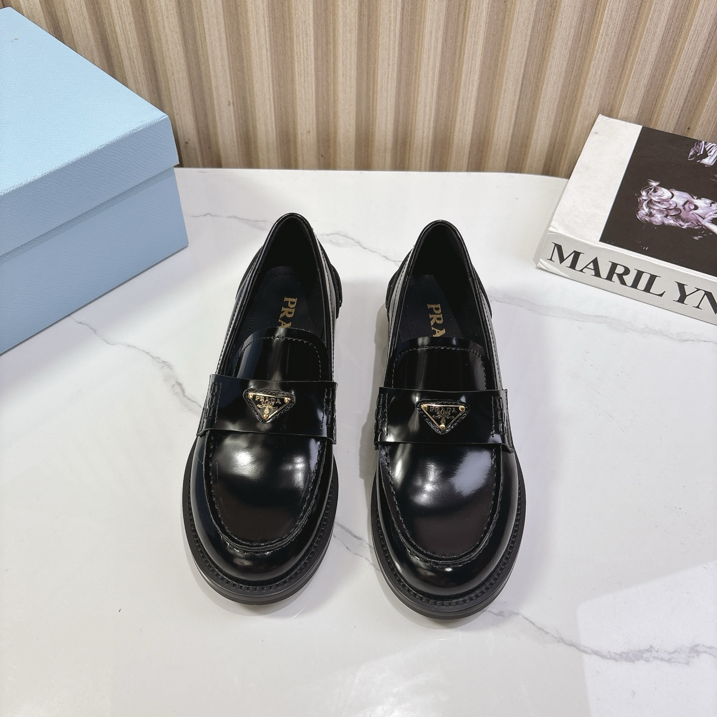 NO:224663,Prada 25ss Prada catwalk triangular loafers top quality Loafers classic style, decorated with elegant lacquered leather to enhance the style and add exquisite style. Fabric imported beaded cowhide/beef patent leather/cowhide lining Original molded rubber outsole Size: 35-41 (40/41 custom-made non-return and exchange), loafers, prada, prada, loafers, cowhide19860909Prada 25ss 普拉达走秀款三角标乐福鞋 顶级品质 款乐福鞋款式经典,饰以优雅的漆面皮革提升格调,增添精致风格. 面料进口开边珠牛皮/牛漆皮/牛皮内里 原版开模橡胶大底 码数:35-41（40/41定制不退换）,乐福鞋,prada,prada,loafers,cowhide,Women's Shoes