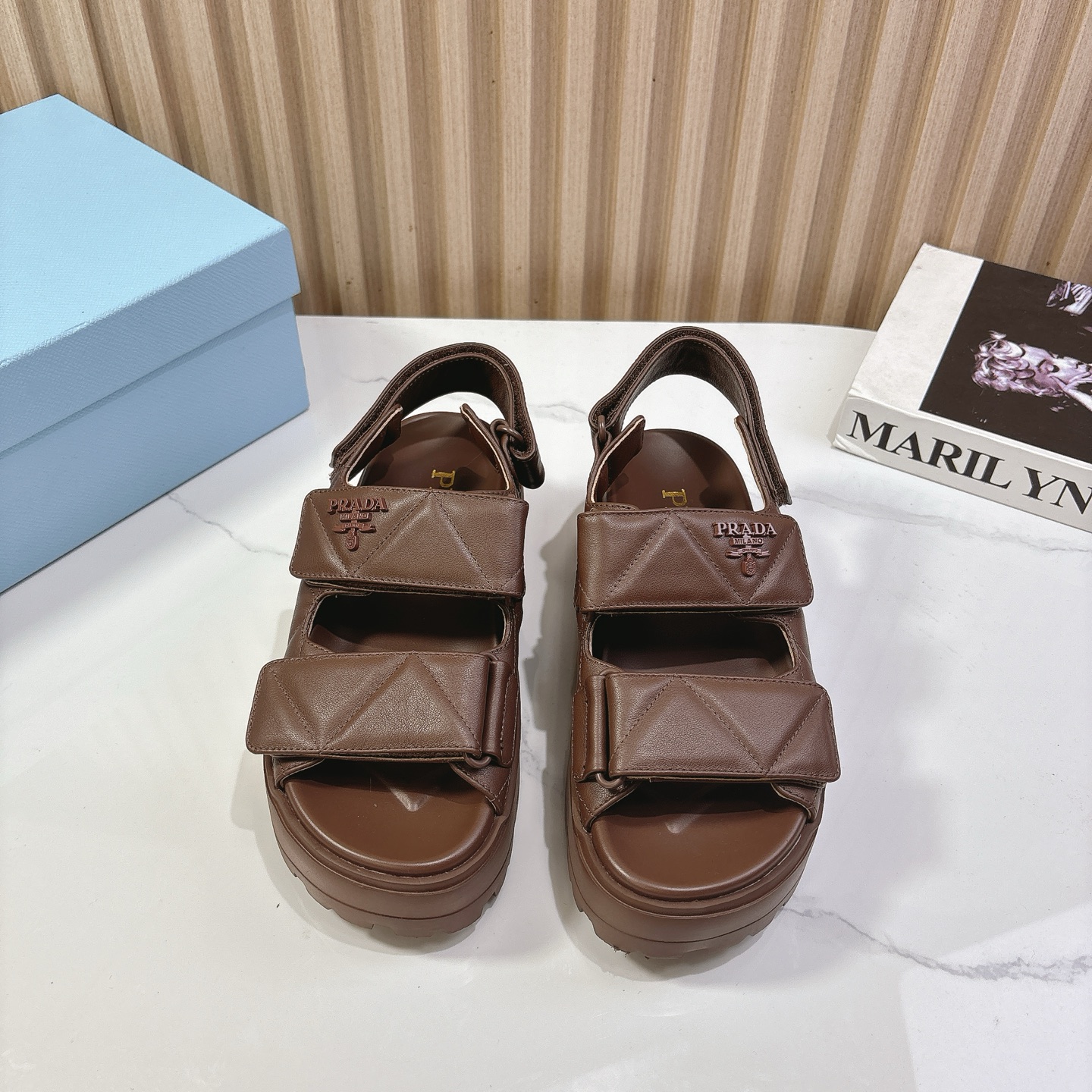 NO:224658,Prada's new cross-velvet velcro thick-soled sandals top quality This sports sandal is made of cowhide, and the geometric pattern is inspired by the classic triangular logo. The rubber thick-soled design is comfortable and unique. Material and craftsmanship Imported cowhide Original sheepskin lining 35cm zp open molded sole size35-39 (40, 41 custom made without return or exchange), sandals, prada, prada, sandals, cowhide, sheepskin19860909Prada普拉达新品交叉带魔术贴厚底凉鞋 顶级品质 这款运动风凉鞋选用牛皮制成,几何图案的灵感源自经典三角形徽标.橡胶厚底设计舒适且别致. 材质与工艺 进口牛皮 原版羊皮内里 35cm zp开模大底 size35-39（40、41定做不退换）,凉鞋,prada,prada,sandals,cowhide,sheepskin,Women's Shoes