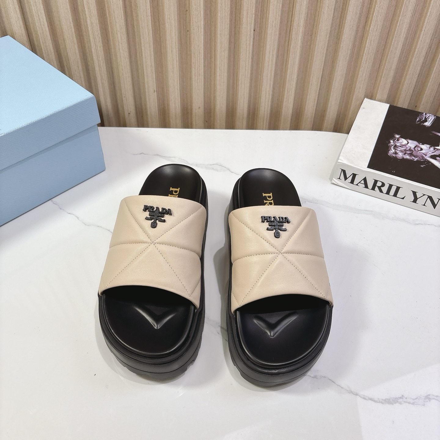 NO:224648,Prada's new diamond-shaped thick-soled sandals, top quality. This sports-style sandal is made of cowhide, and the geometric pattern is inspired by the classic triangular logo. The rubber thick-soled design is comfortable and unique. Material and craftsmanship Imported cowhide Original sheepskin lining 35cm zp open molded sole size35-39 (40, 41 custom made without return or exchange), slippers, prada, prada, sandals, slippers, cowhide, sheepskin19860909Prada普拉达新品菱格厚底凉拖鞋 顶级品质 这款运动风凉鞋选用牛皮制成,几何图案的灵感源自经典三角形徽标.橡胶厚底设计舒适且别致. 材质与工艺 进口牛皮 原版羊皮内里 35cm zp开模大底 size35-39（40、41定做不退换）,拖鞋,prada,prada,sandals,slippers,cowhide,sheepskin,Women's Shoes