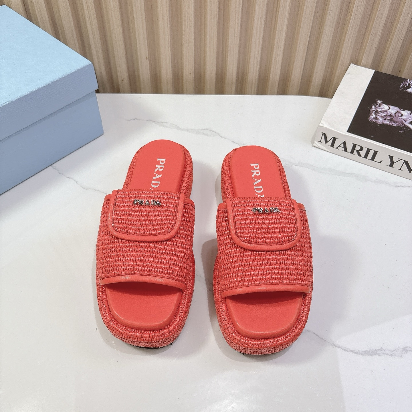 NO:224653,PRADA early spring new knitted slippers, original top replica, special counters are released simultaneously, Prada's unique triangle logo brand logo, simple and fashionable style, and the feet look very delicate. The imported braided upper is special material, inner sheepskin footbed, size 35-39 (40.41 custom made without return or exchange), slippers, prada, prada, slippers, sheepskin19860909PRADA 早春新款编织拖鞋 原版顶级复刻 专柜同步发售 普拉达独特三角标品牌logo 款式简约时尚 上脚十分显秀气. 鞋面进口编织特殊材质 内里羊皮垫脚 码数35-39（40.41订做不退换）,拖鞋,prada,prada,slippers,sheepskin,Women's Shoes