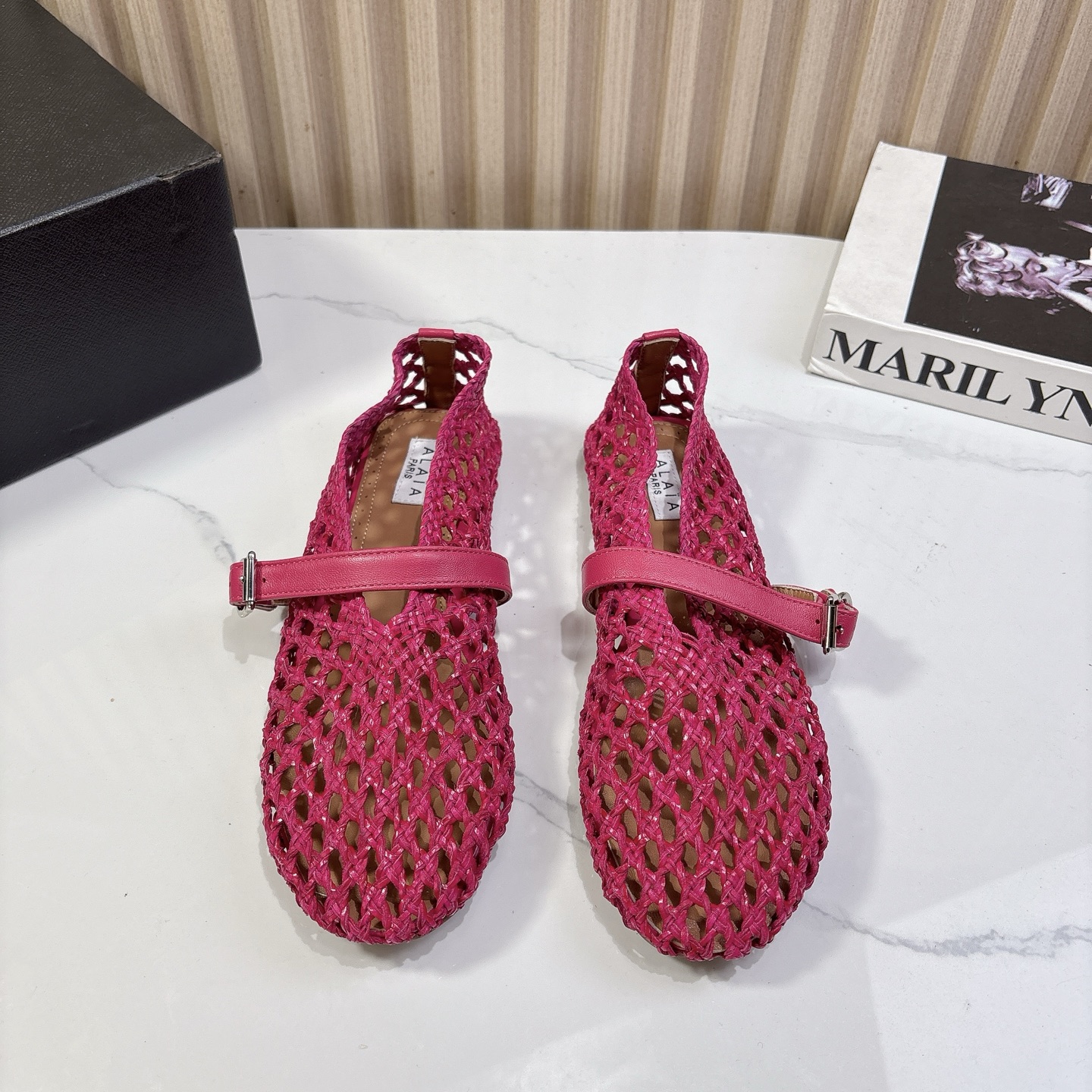 NO:224642,AlAIA｜Alaia's classic retro woven mesh Mary Jane shoes Full of girlish style, modern and retro flavor, very simple and atmospheric. Whether it is a skirt, dress or jeans, it can be the finishing touch!  Go material imported calfskin/mesh upper imported mixed-bred sheepskin in the inner inner original mold custom anti-slip sole Size 35-39 (customized by 40/41/42), ballet shoes, alaia, mary jane, skirts, jeans, cowhide, sheepskin19860909AlAIA｜阿莱亚经典复古编织网面 玛丽珍鞋 满满的少女风 既摩登又复古的味道 非常的简约大气 不管是半身裙 连衣裙还是牛仔裤 它都能成为点睛之笔！ Go 材质 鞋面进口小牛皮/网面 内里进口混种羊皮 原版开模定制防滑大底 码数35-39（40/41/42定制）,芭蕾舞鞋,alaia,mary jane,skirts,jeans,cowhide,sheepskin,Women's Shoes