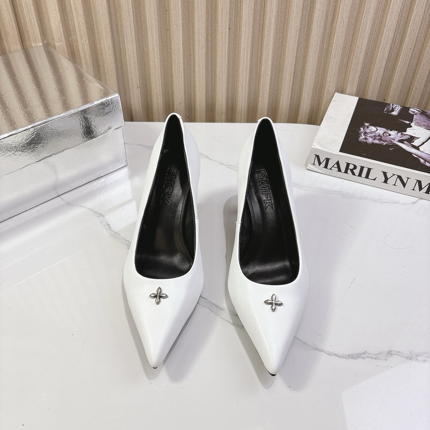 NO:224651,SMFK (Tide) 2025 Spring and Summer latest hit series... [Pointed Cross Flower Single Shoes] A versatile and minimalist national trend, the new work inherits many popular elements of winning brands, and is bound to be very popular!  I really like it as I look at it!  The blessing of short babies!  Directly extend the body proportions!  Fabric: Original custom sheepskin Outsole: Original custom rubber outsole Heel height: 8cm Size: 35-39 (40. Customized without return), high heels, high heels, sheepskin19860909SMFK(Tide)2025春夏最新王炸爆款系列…【尖头十字花单鞋】 百搭的极简风国潮,新作继承了诸多品牌制胜的流行元素,势必大热！ 真的是很耐看越看越喜欢！矮个子宝宝的福音！直接拉长身材比例！ 面料:原版定制羊皮 大底:原版定制橡胶大底 跟高:8cm 码数:35-39（40.定制不退换）,高跟鞋,high heels,sheepskin,Women's Shoes